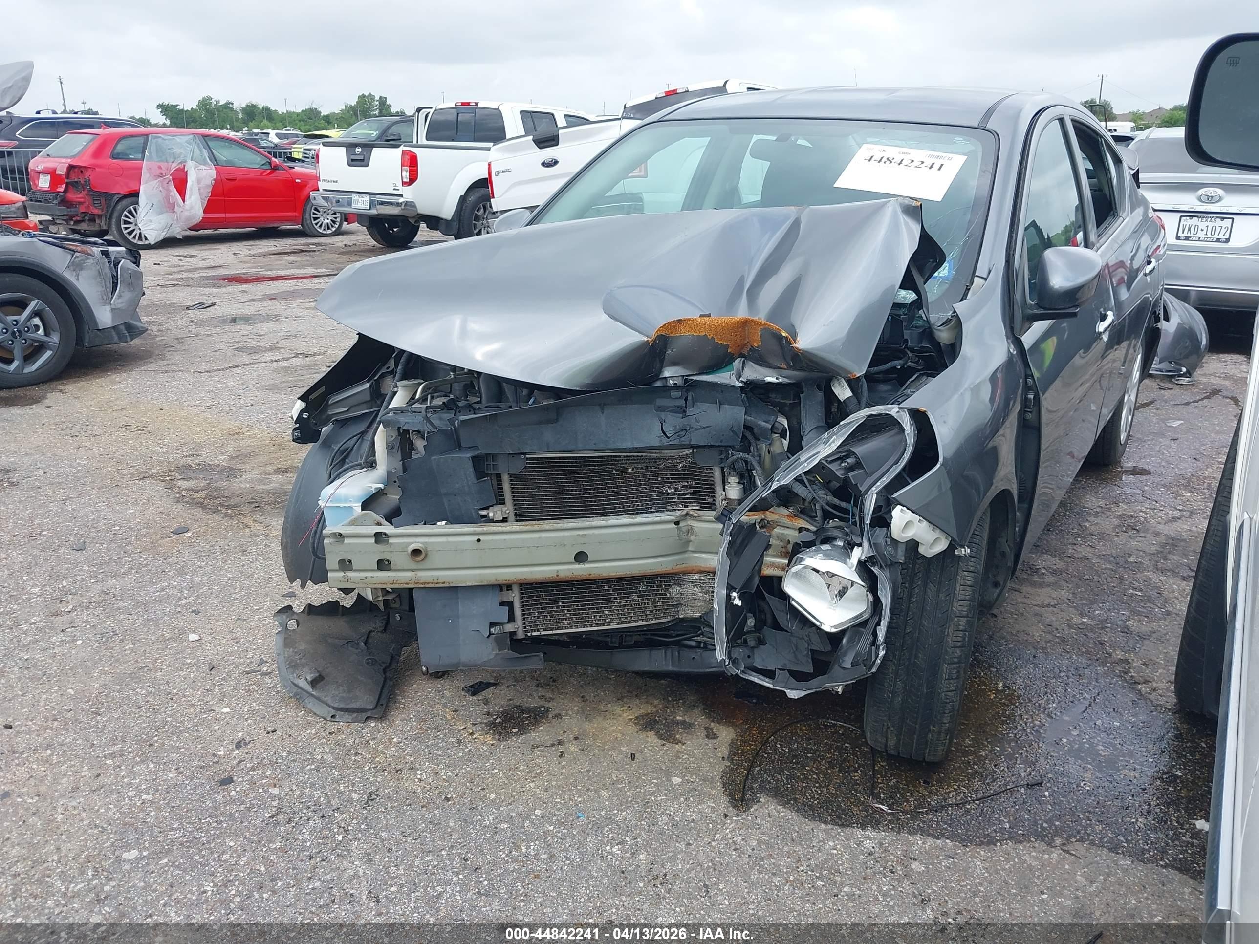 NISSAN VERSA image 2