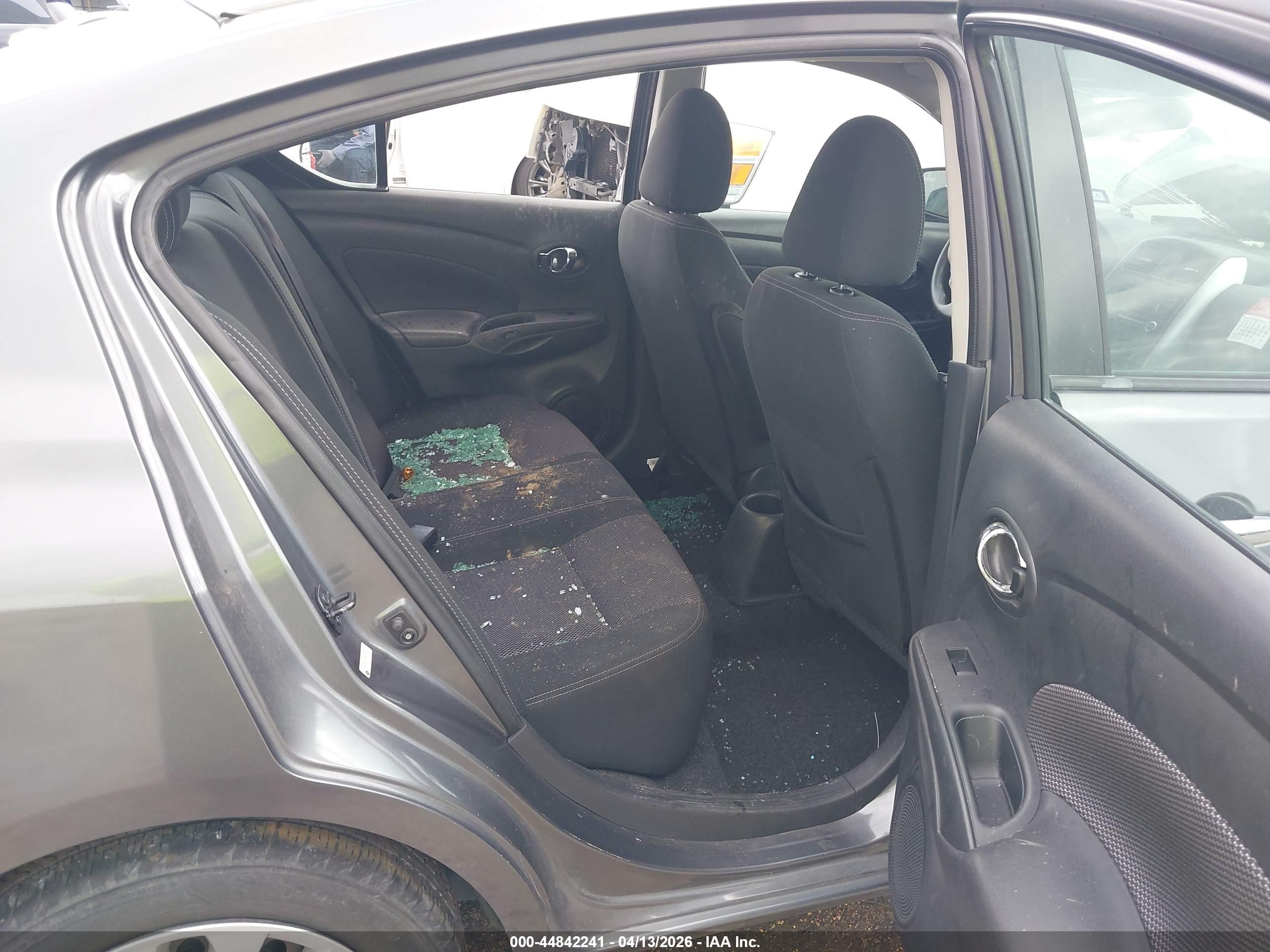 NISSAN VERSA image 8