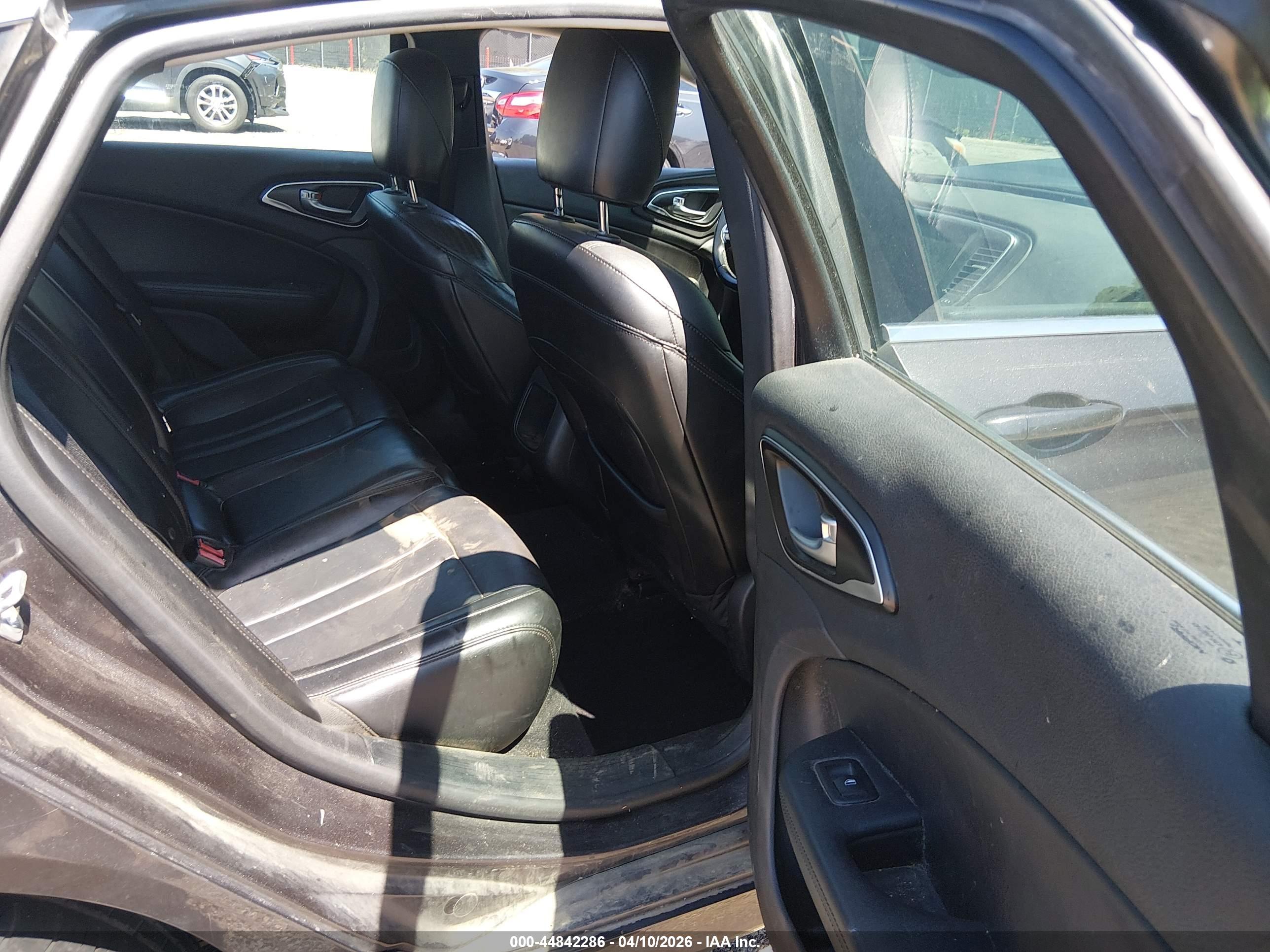 CHRYSLER 200 image 8