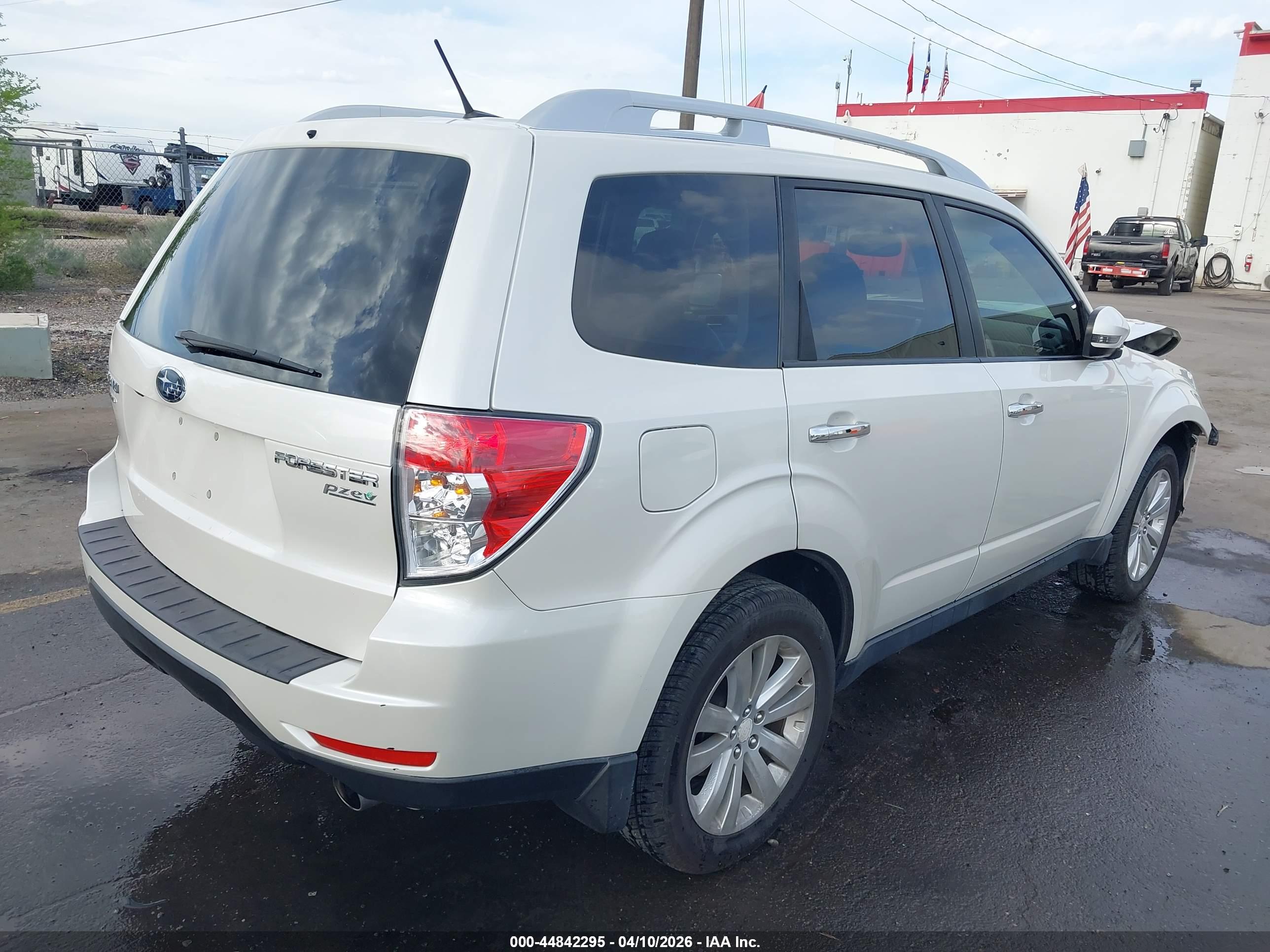 SUBARU FORESTER image 4