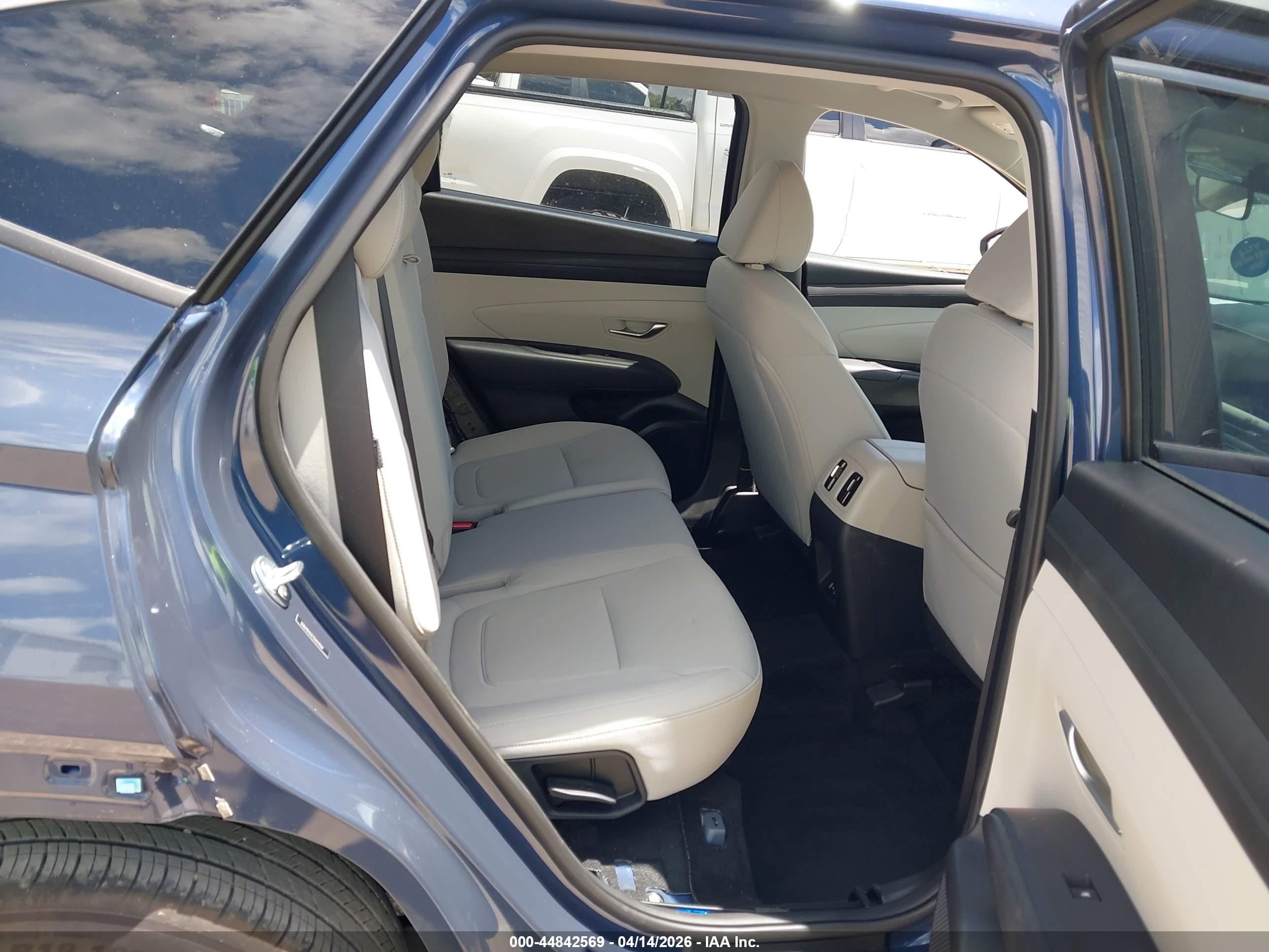 HYUNDAI TUCSON image 8