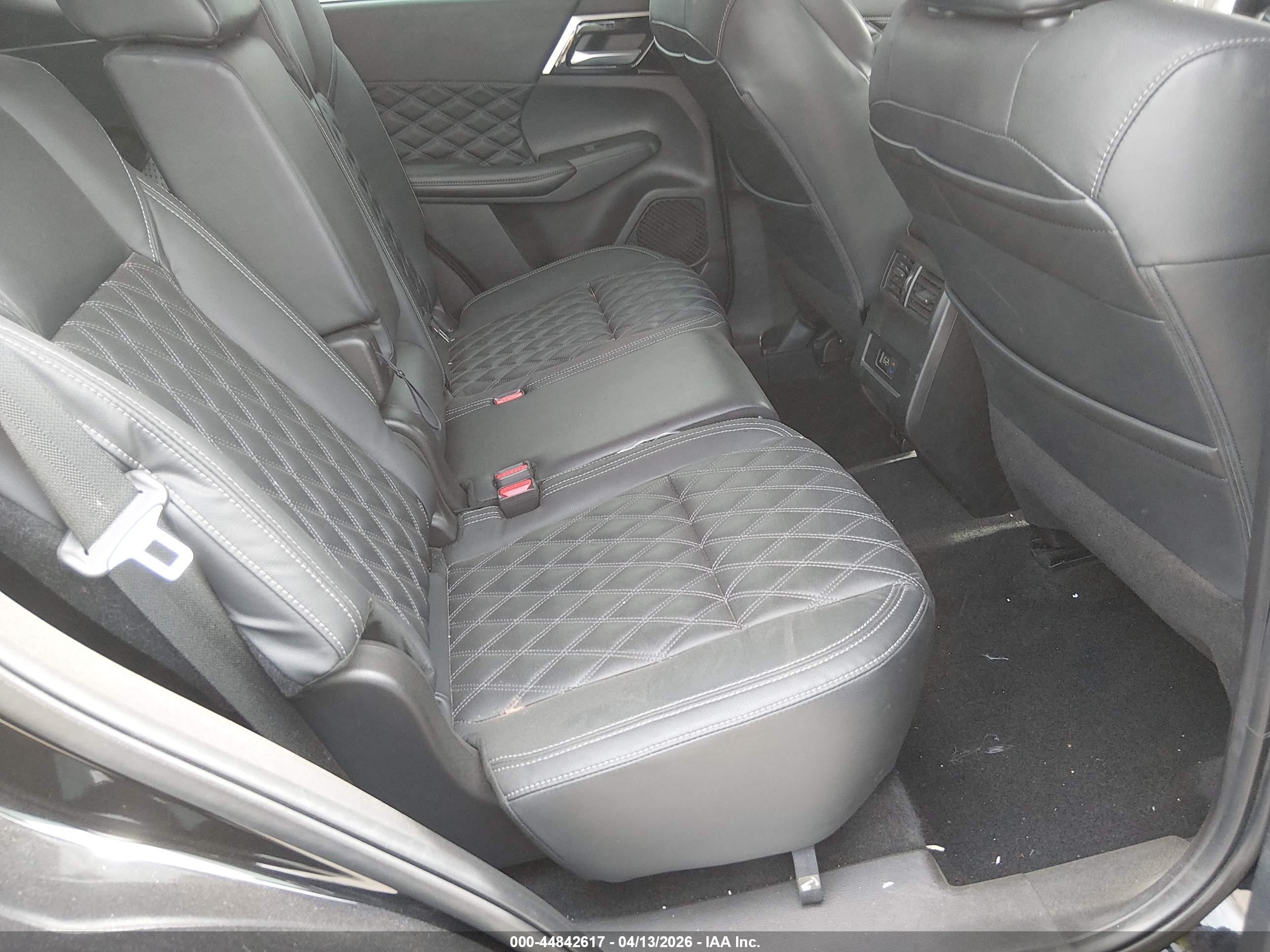 MITSUBISHI OUTLANDER image 8