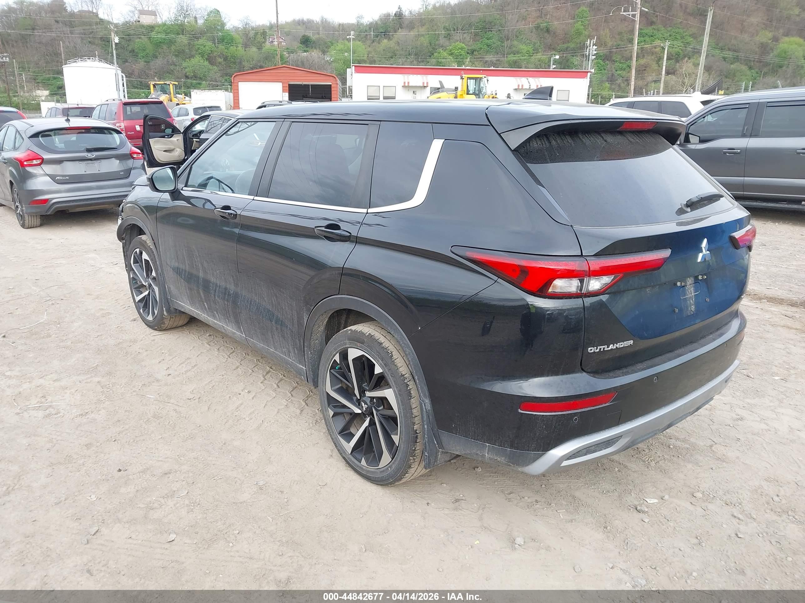 MITSUBISHI OUTLANDER image 3
