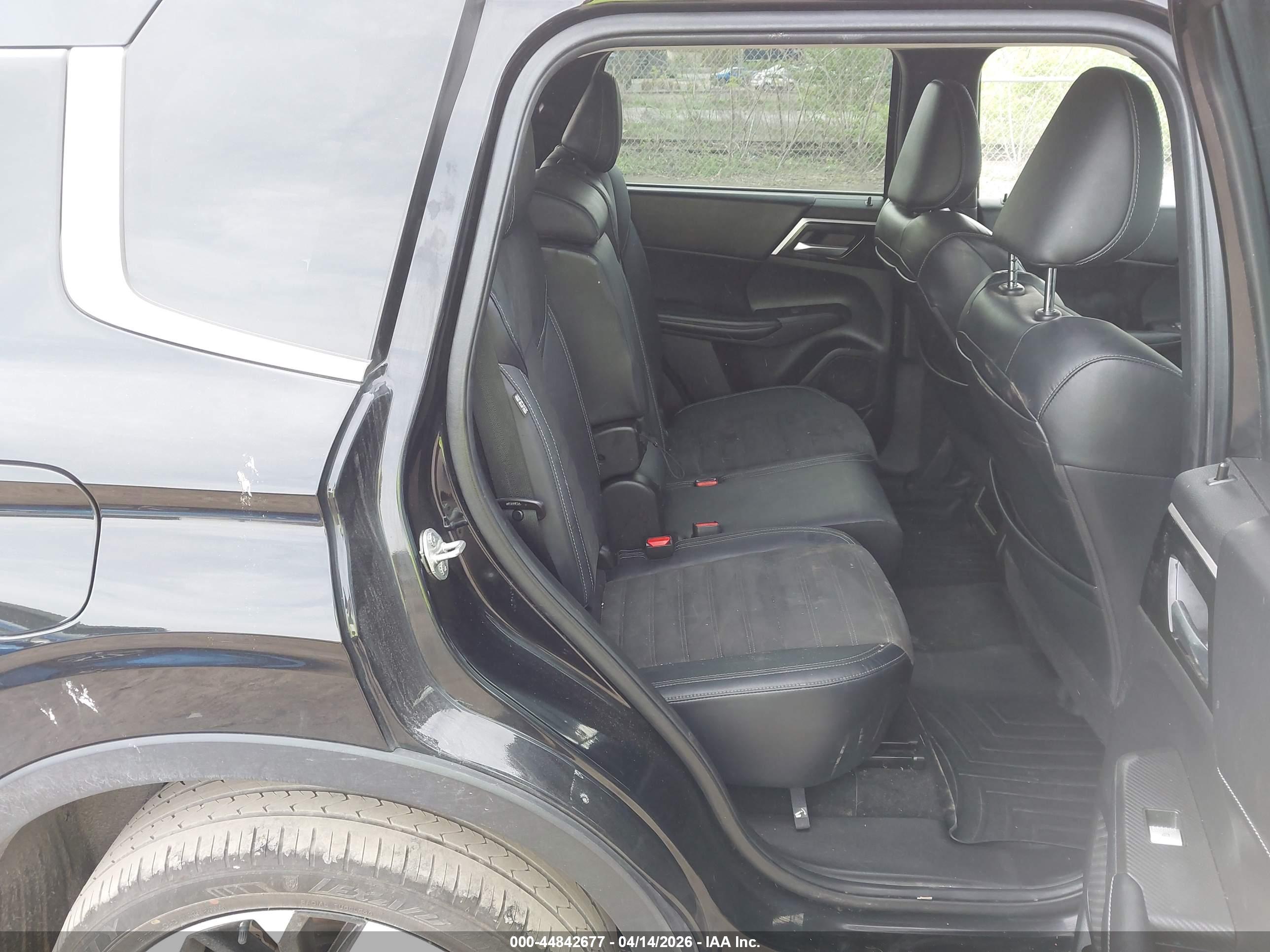 MITSUBISHI OUTLANDER image 8