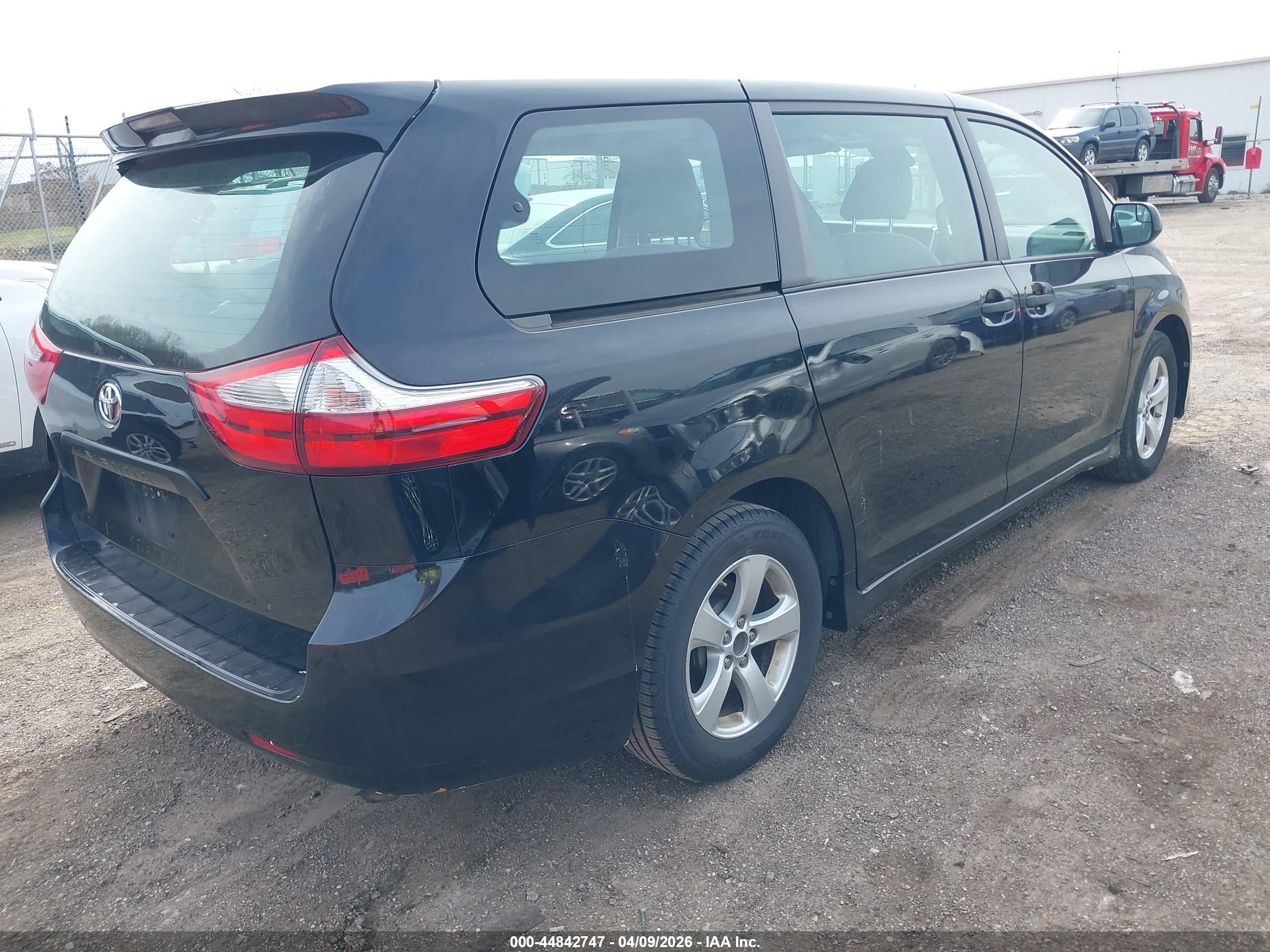 TOYOTA SIENNA image 4