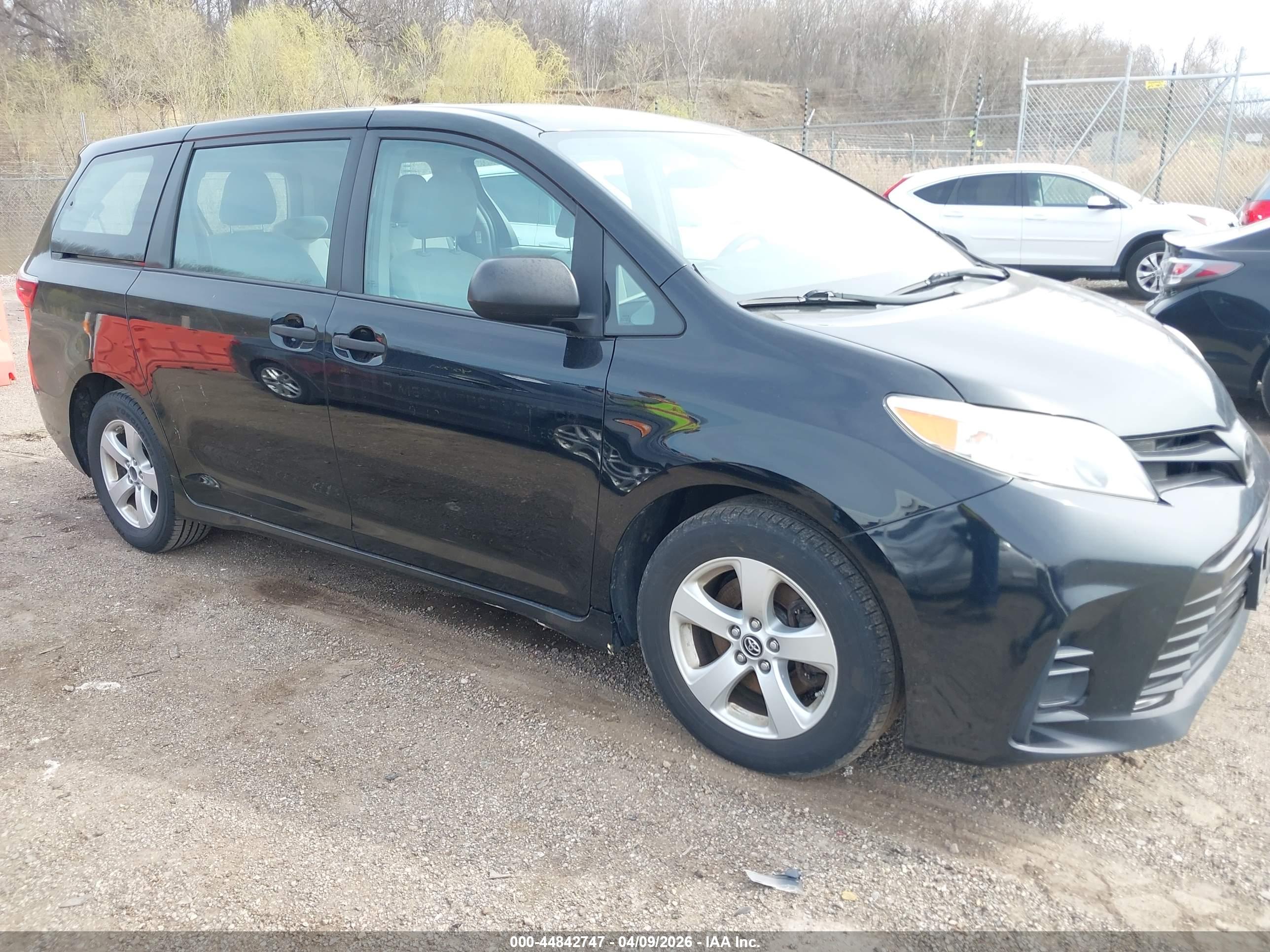 TOYOTA SIENNA image 6