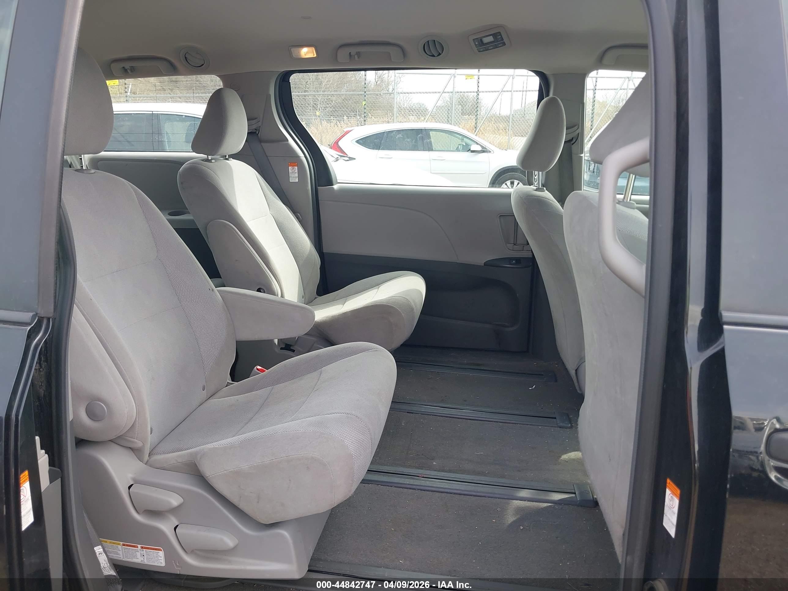 TOYOTA SIENNA image 8