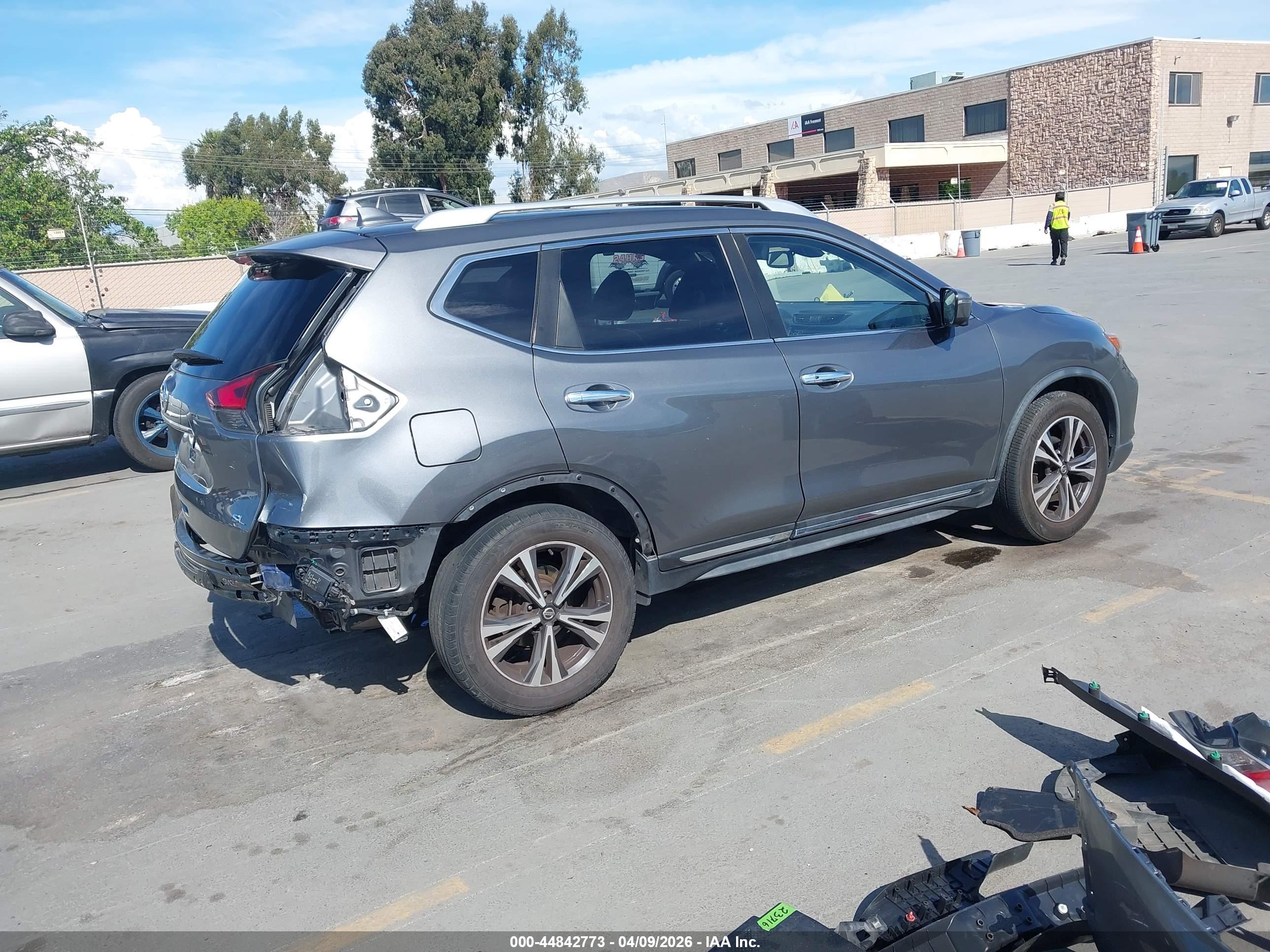NISSAN ROGUE image 4