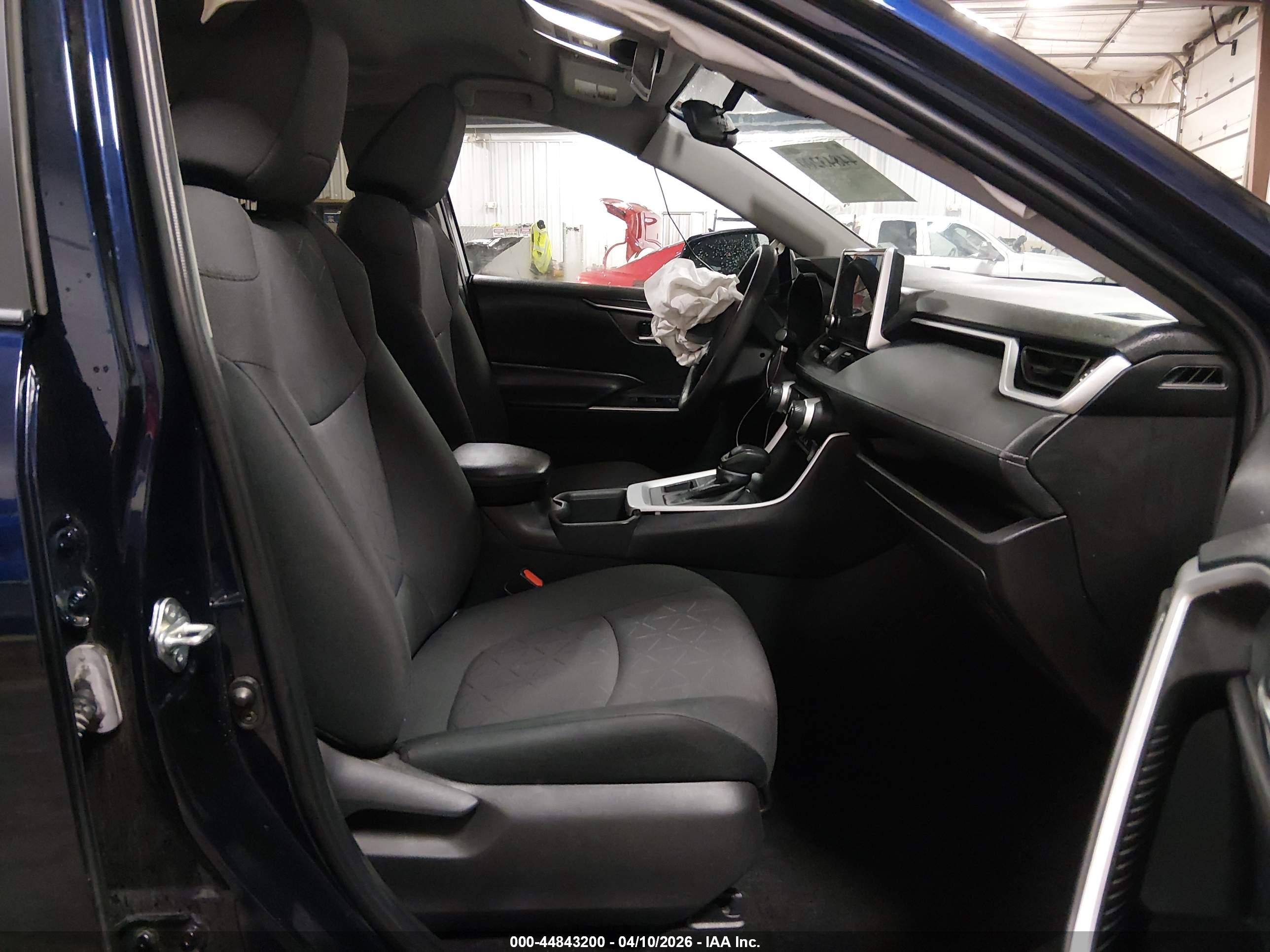 TOYOTA RAV4 image 5
