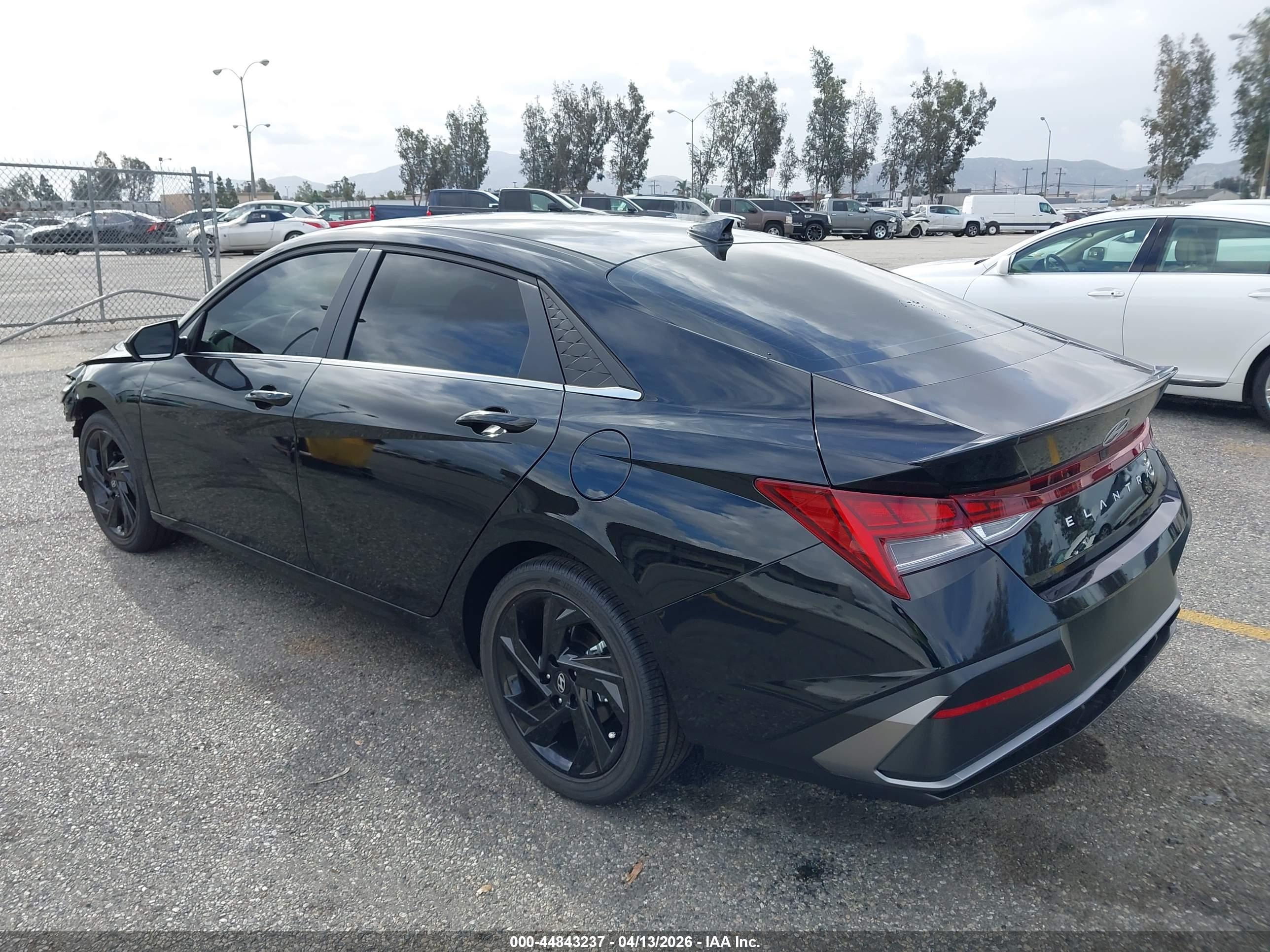 HYUNDAI ELANTRA image 3