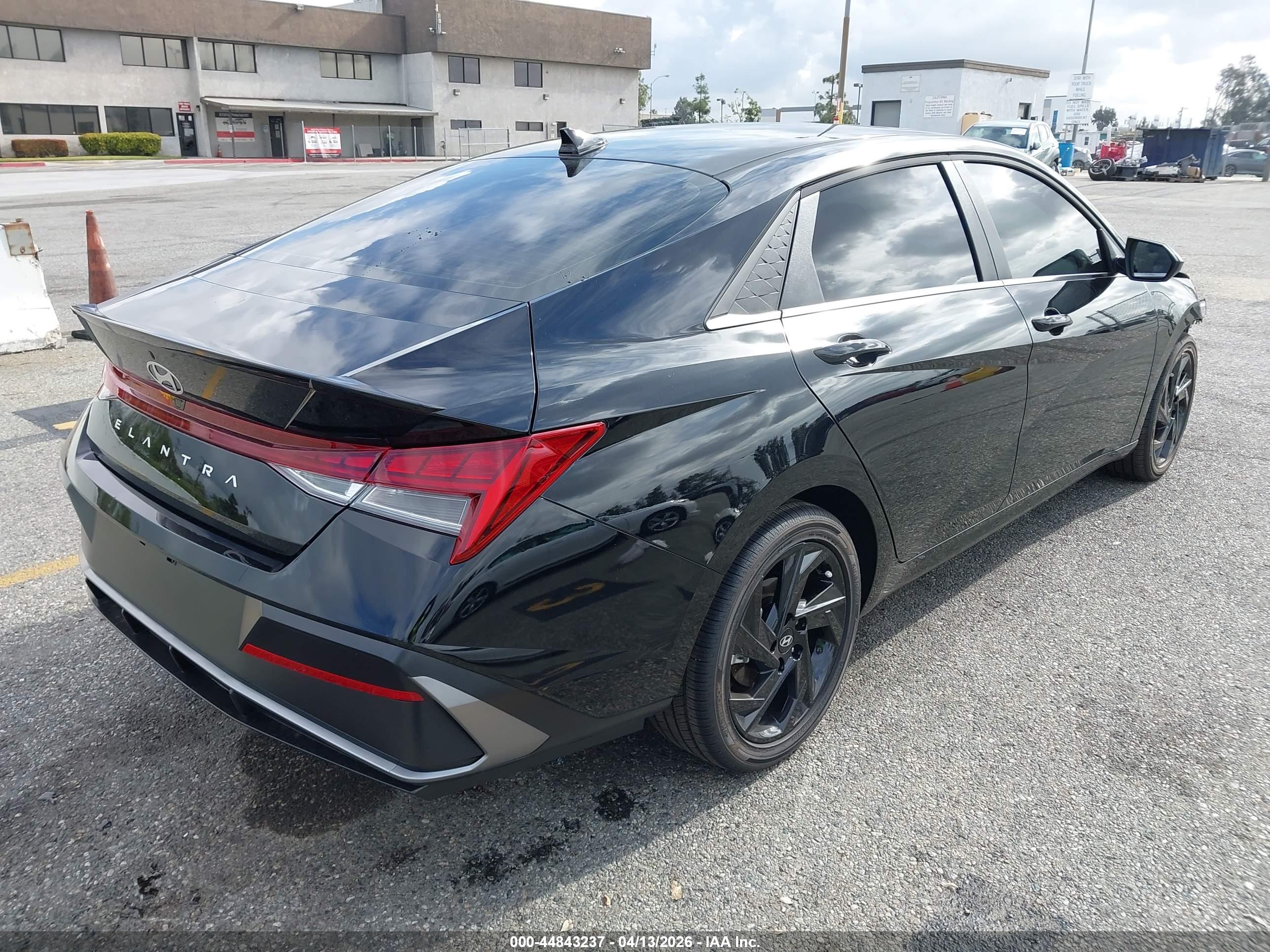 HYUNDAI ELANTRA image 4