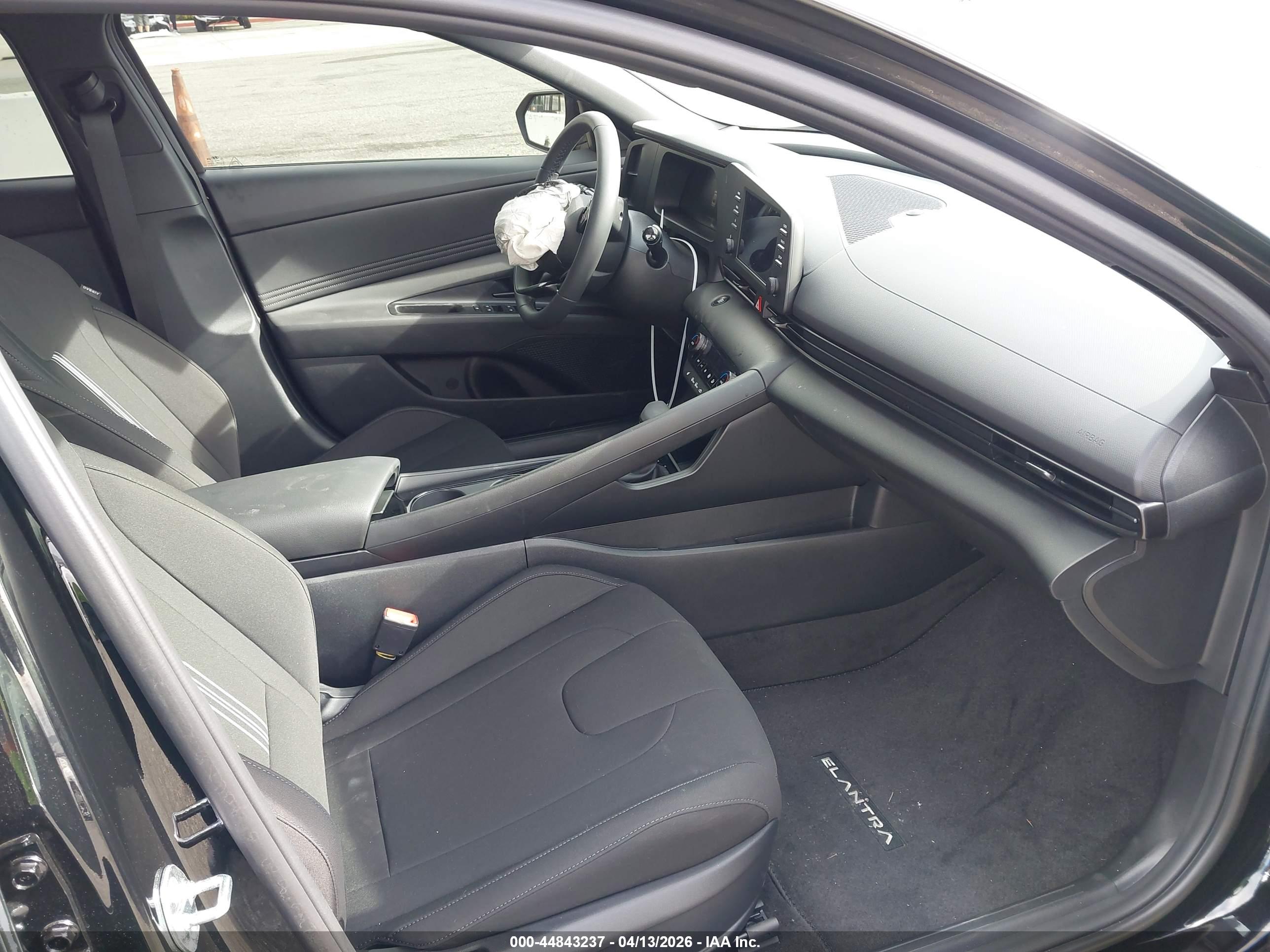 HYUNDAI ELANTRA image 5