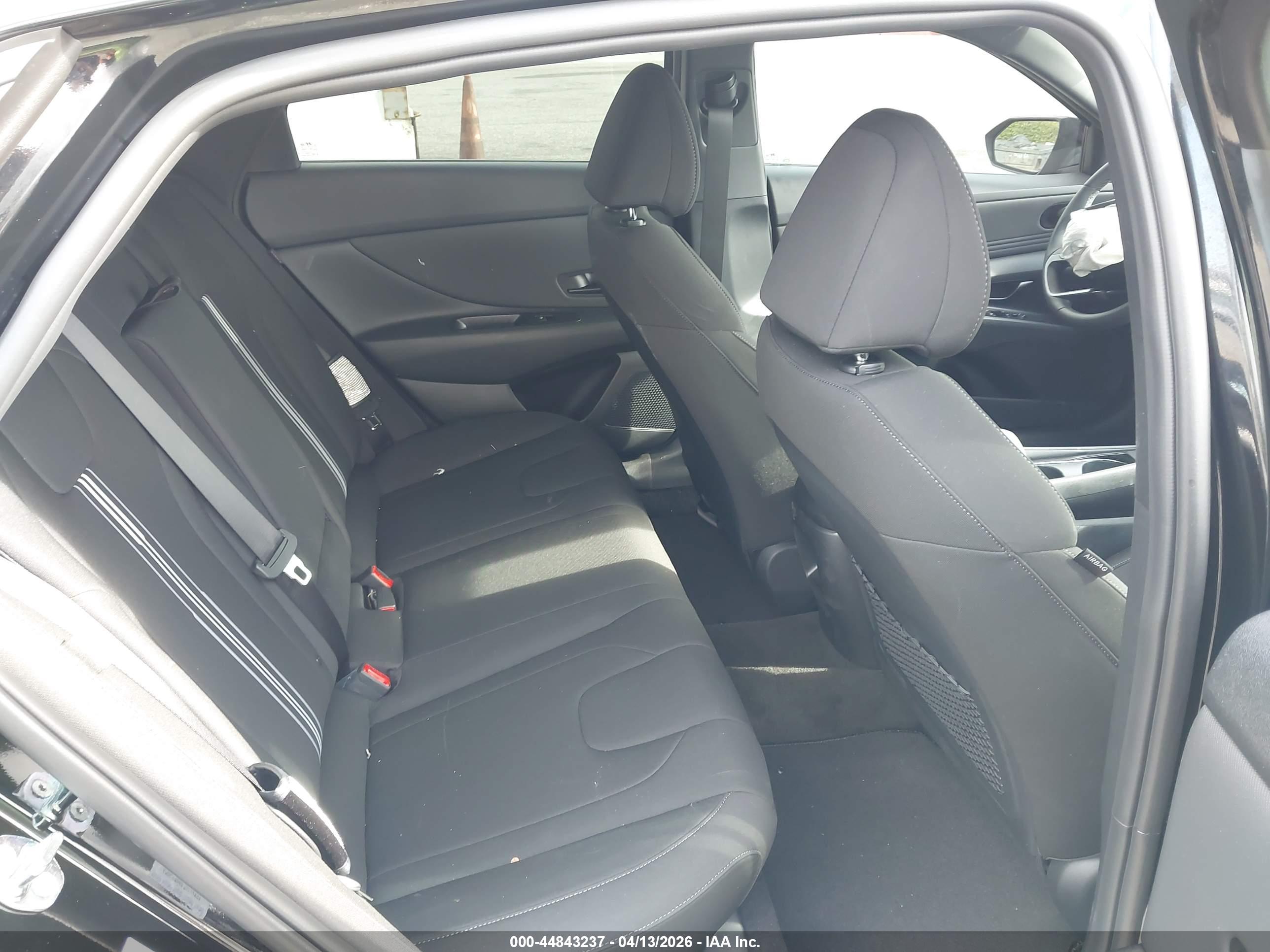 HYUNDAI ELANTRA image 8