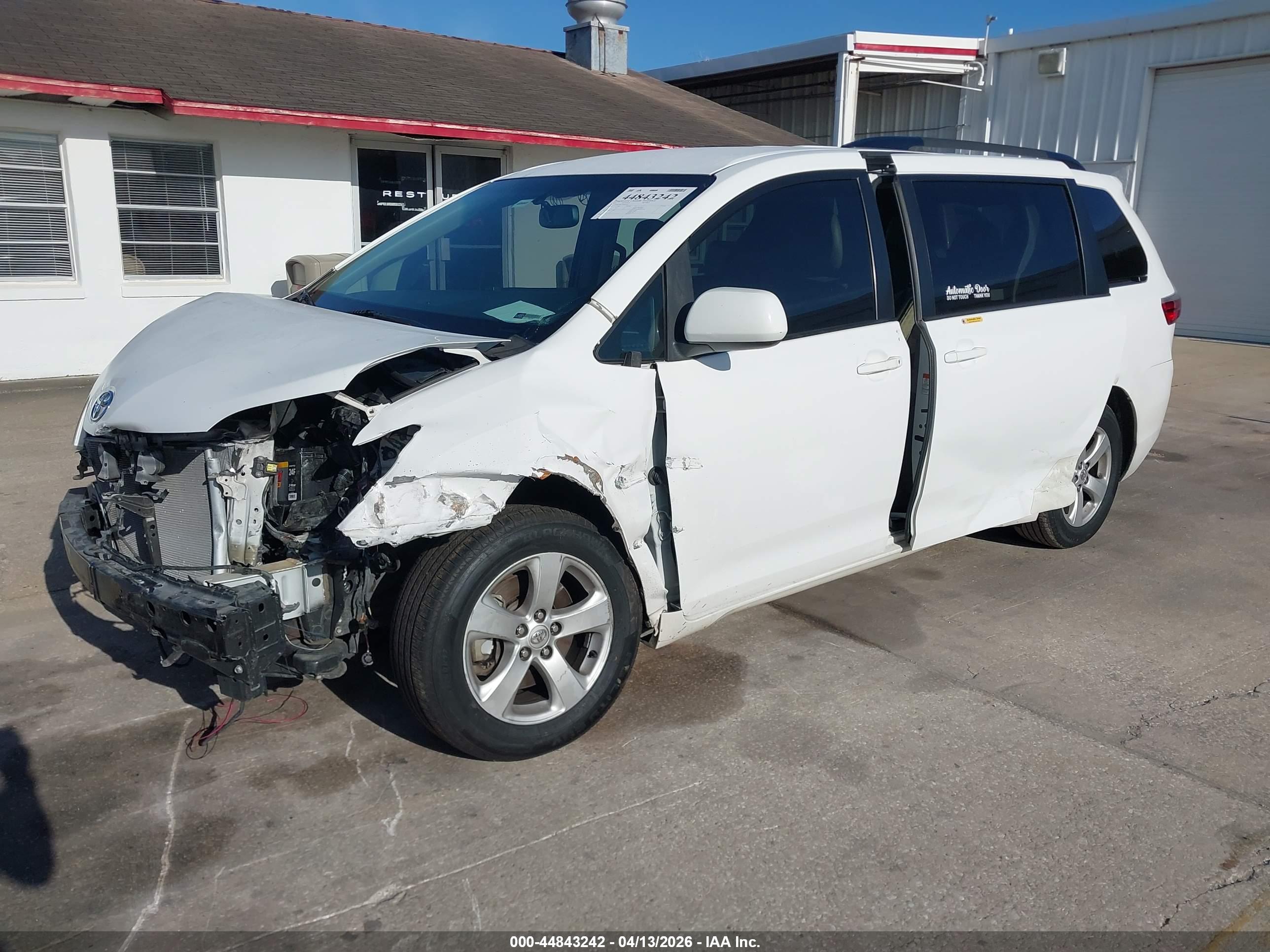 TOYOTA SIENNA image 2