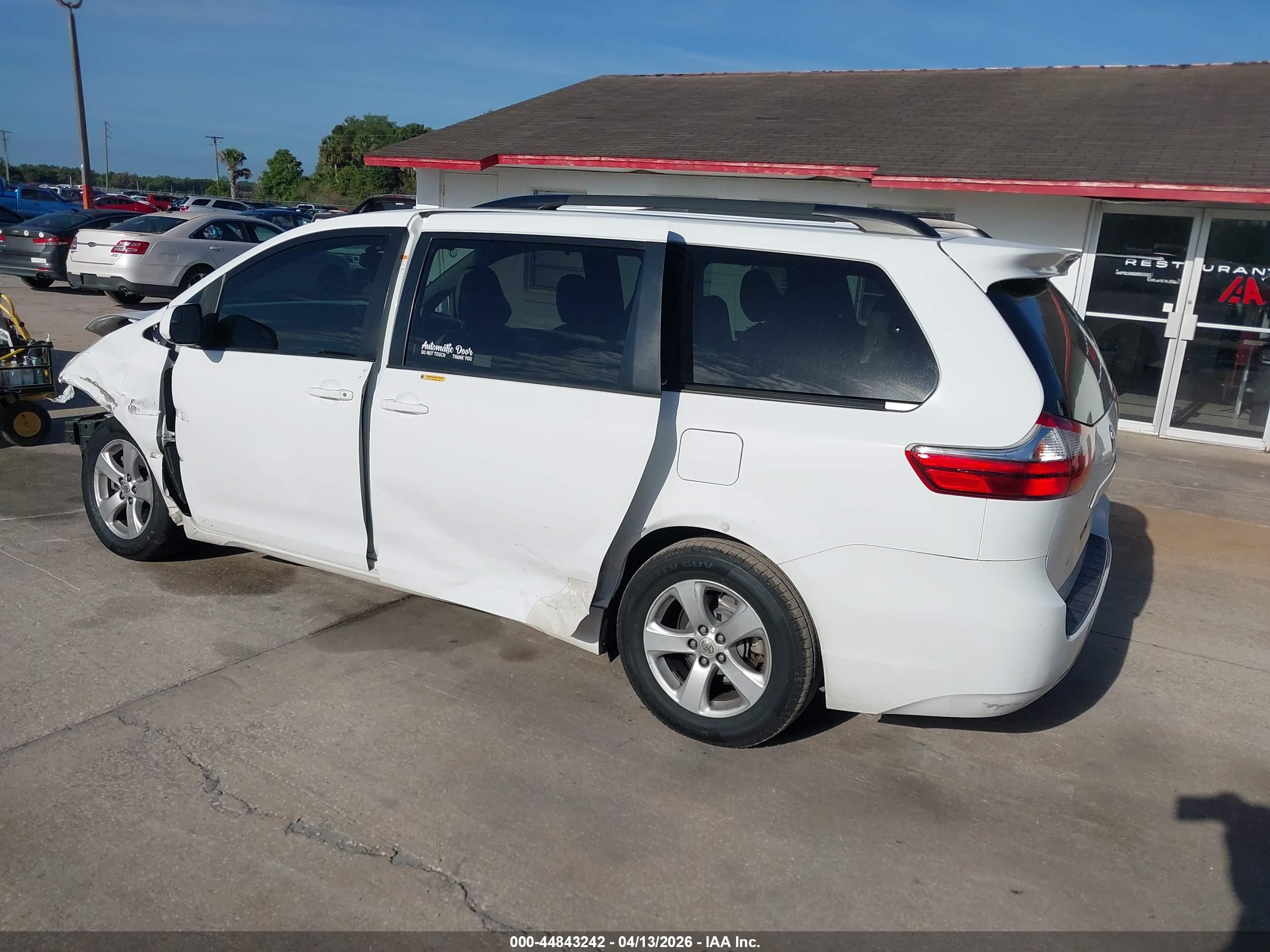 TOYOTA SIENNA image 3