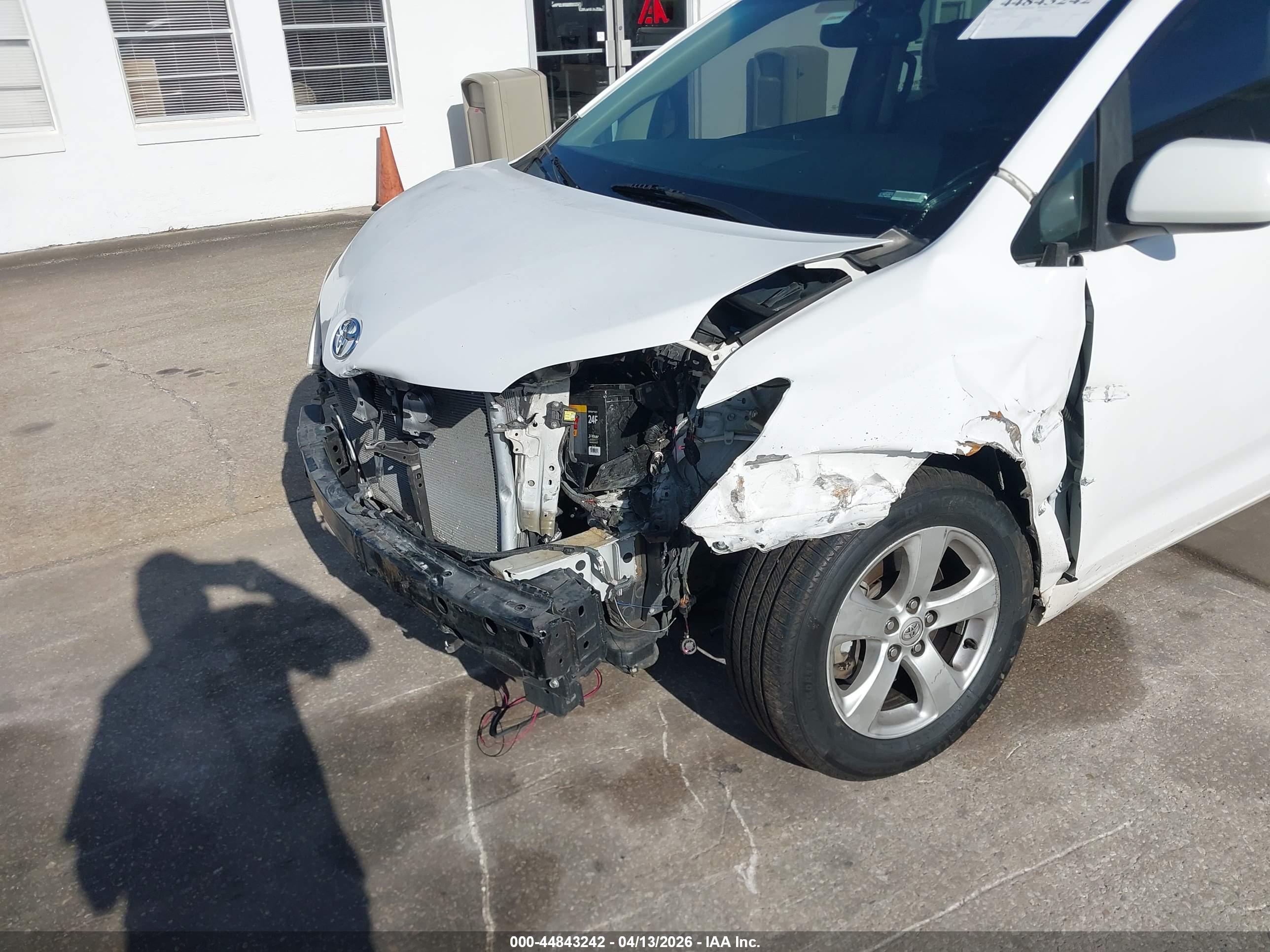 TOYOTA SIENNA image 6