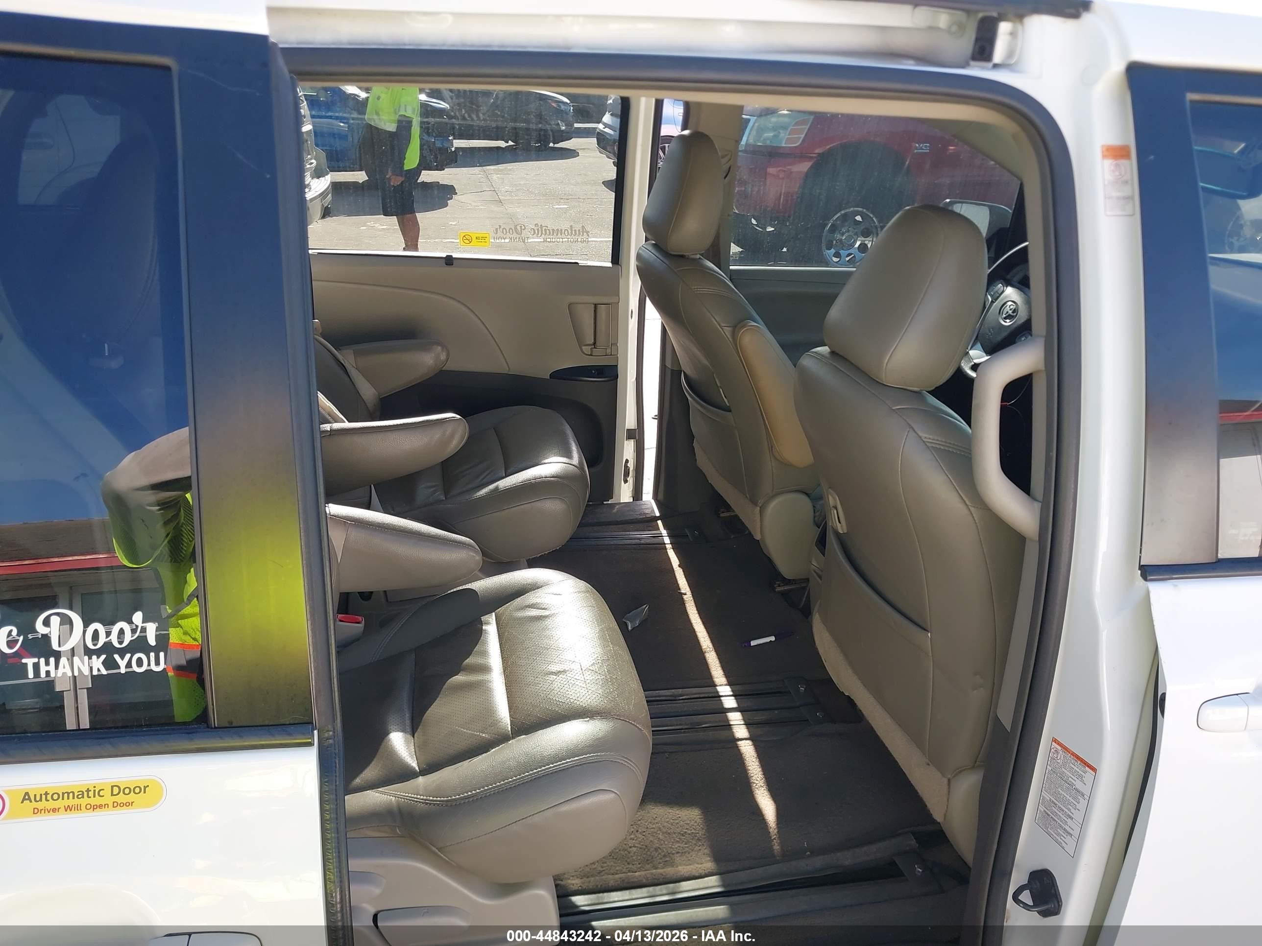 TOYOTA SIENNA image 8