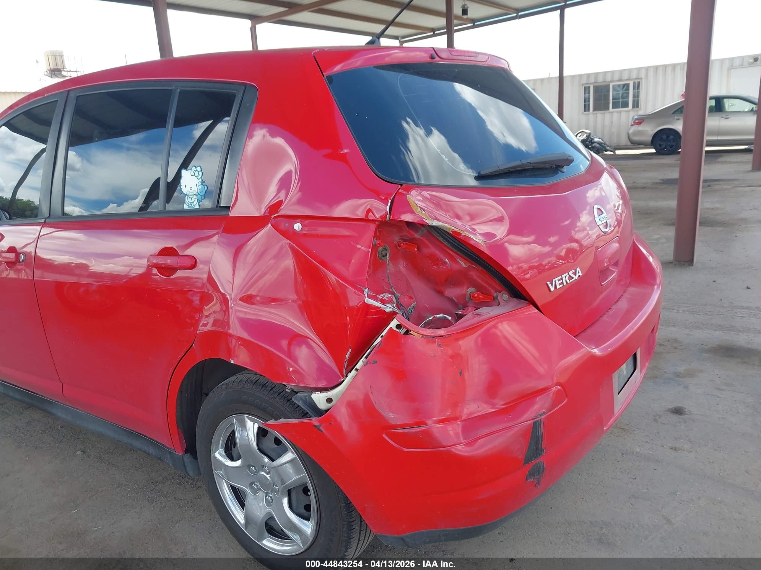 NISSAN VERSA image 6