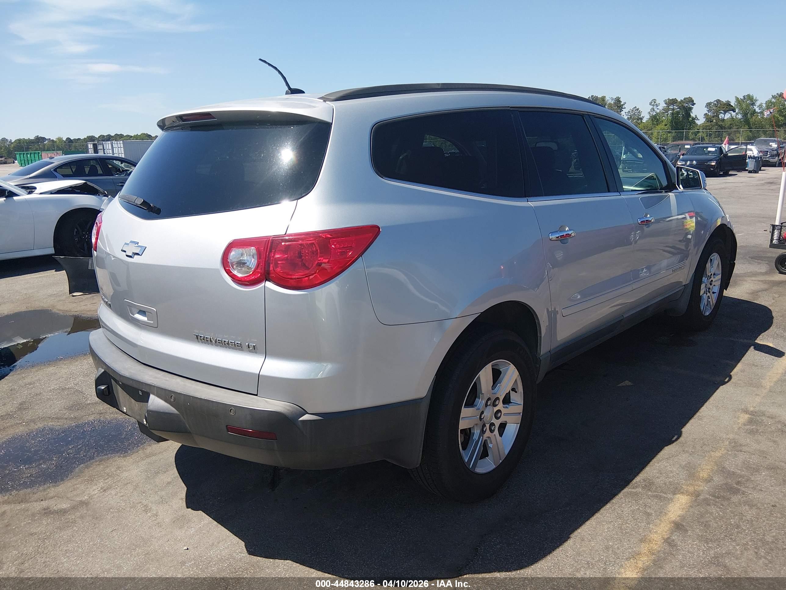 CHEVROLET TRAVERSE image 4