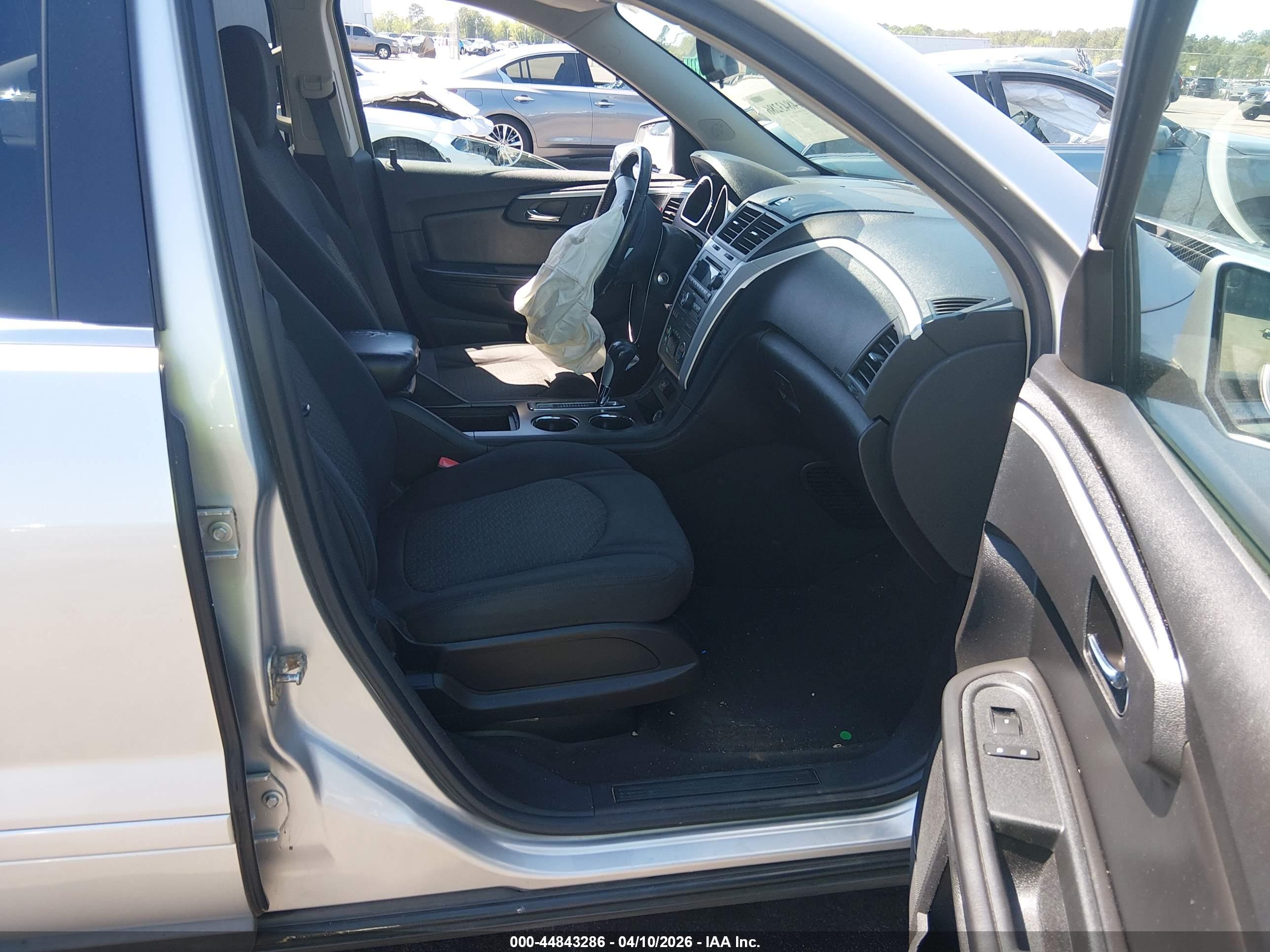 CHEVROLET TRAVERSE image 5