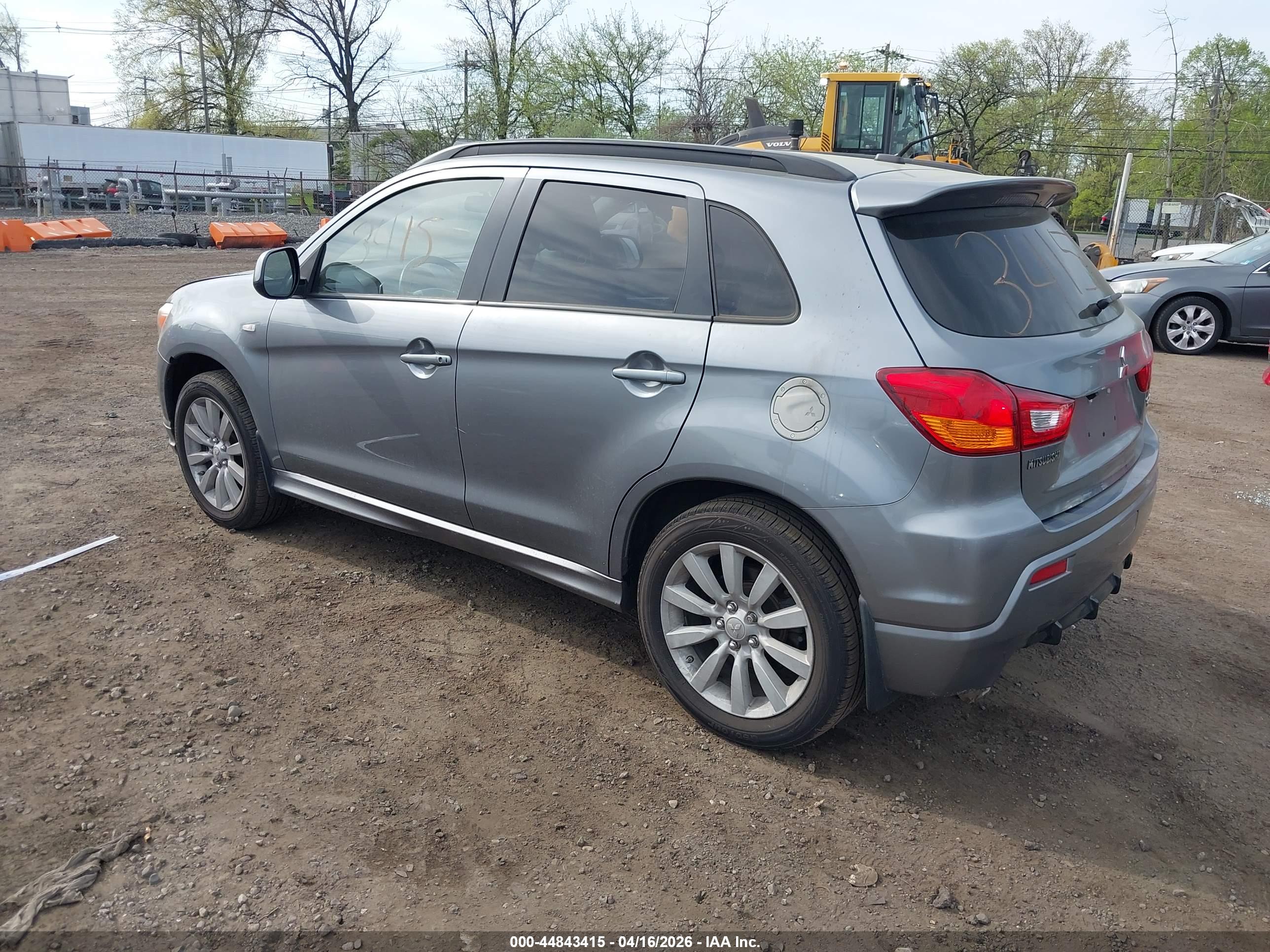 MITSUBISHI OUTLANDER image 3