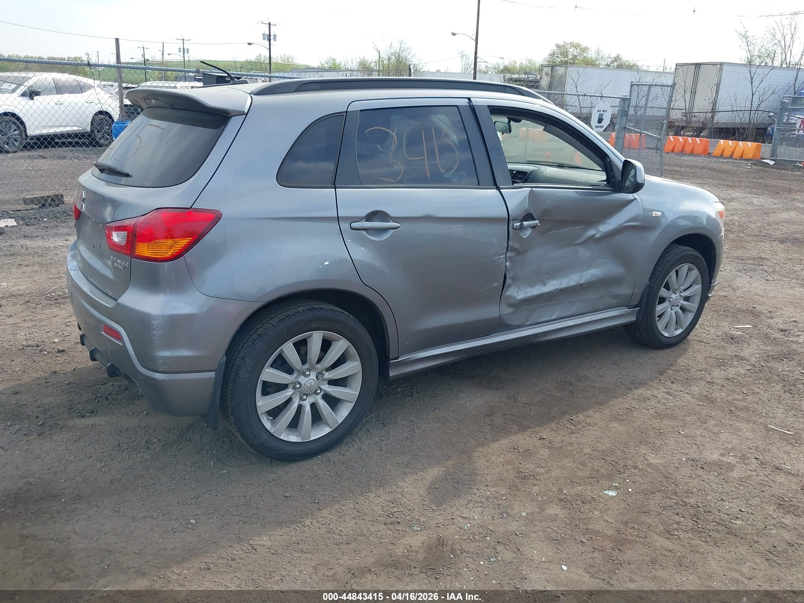 MITSUBISHI OUTLANDER image 4