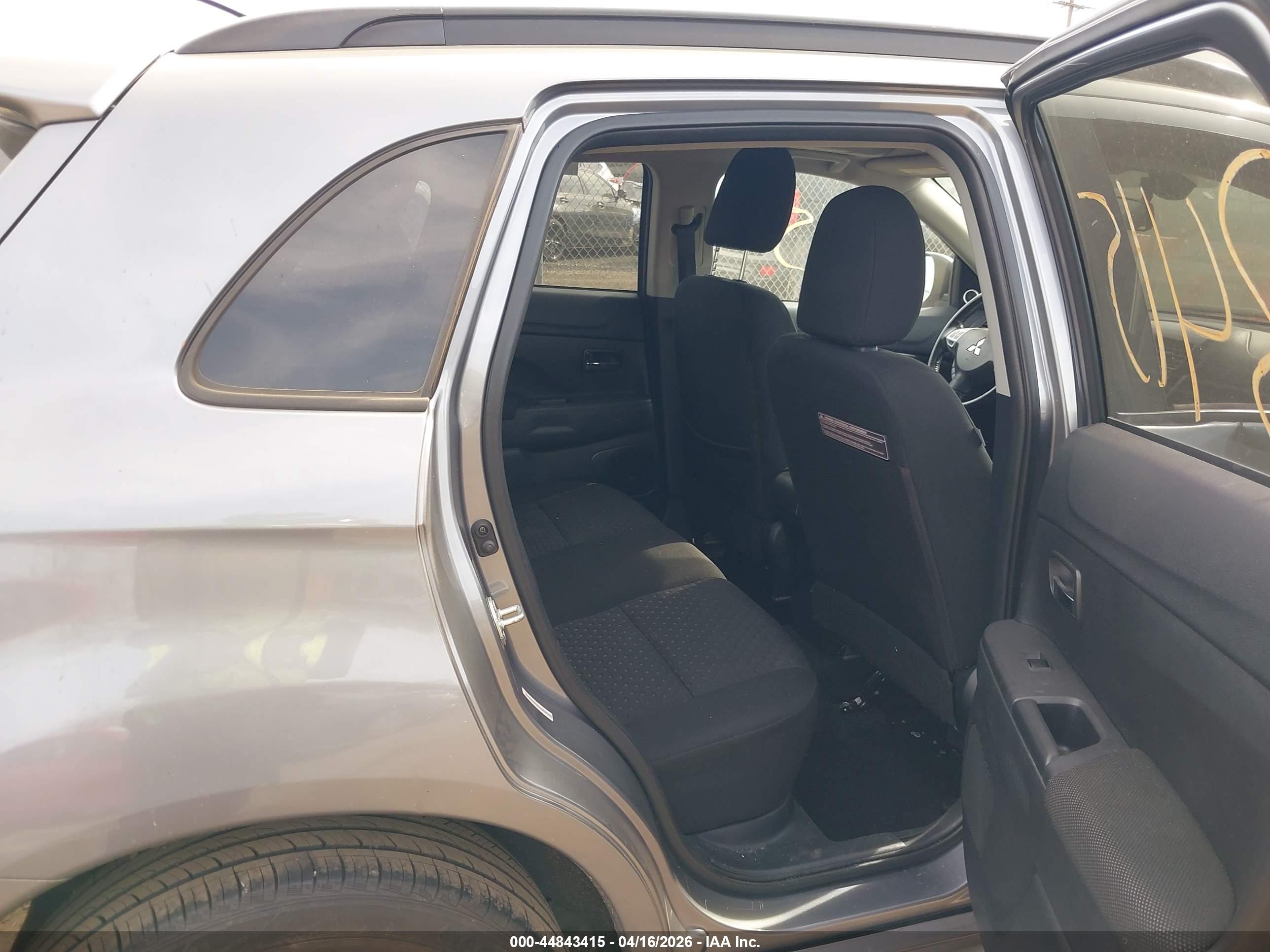 MITSUBISHI OUTLANDER image 8