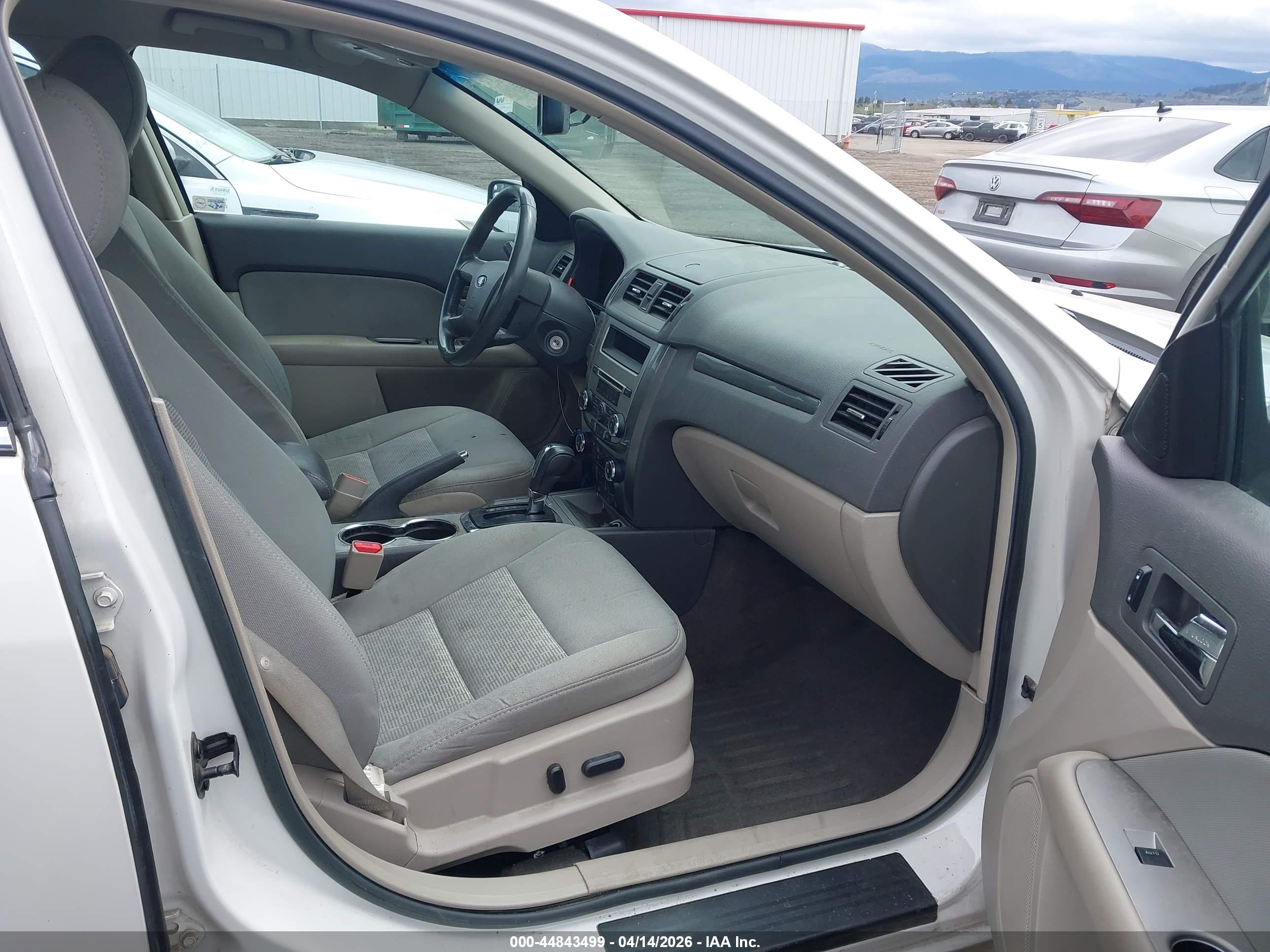 FORD FUSION image 5