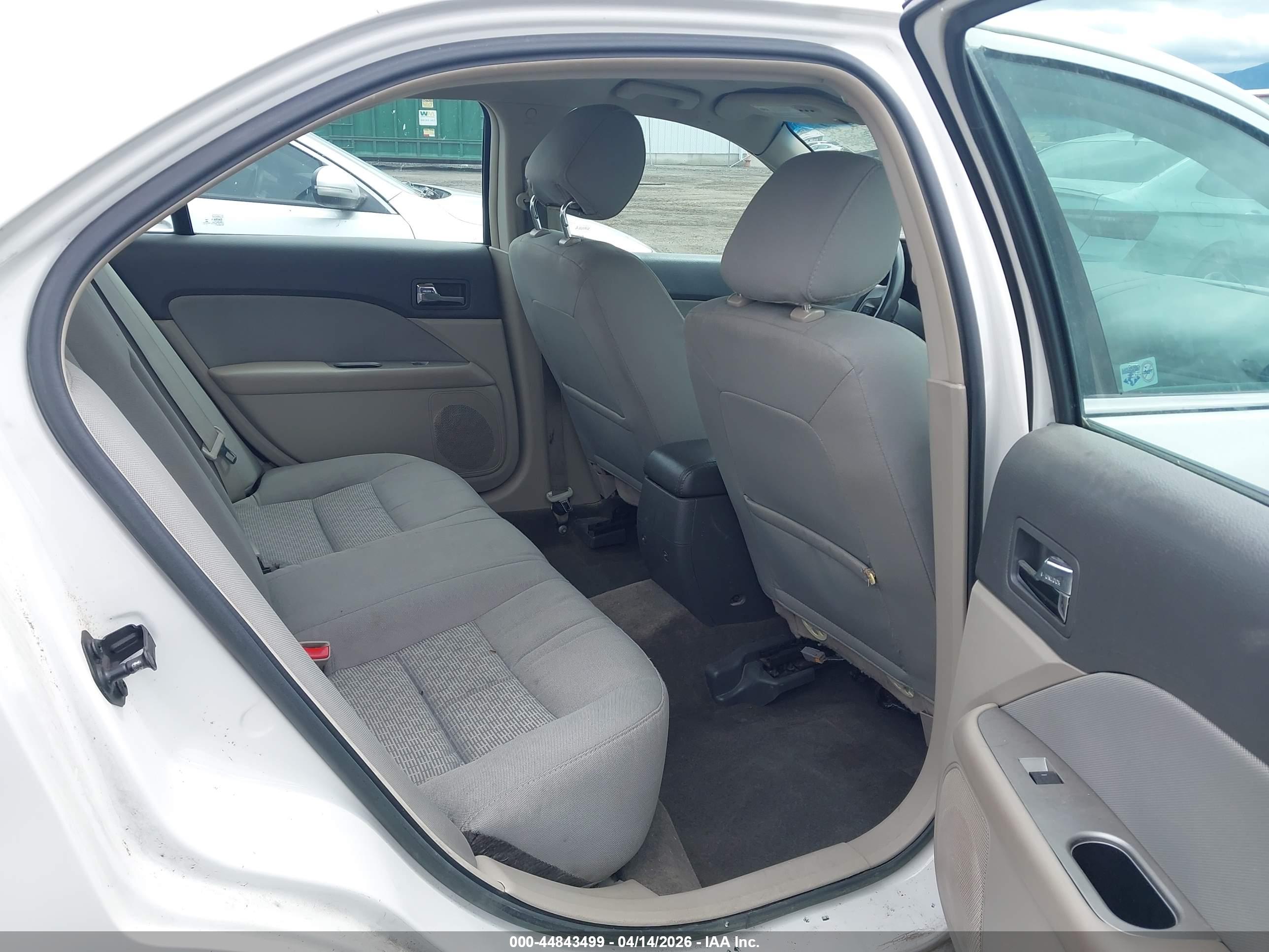 FORD FUSION image 8