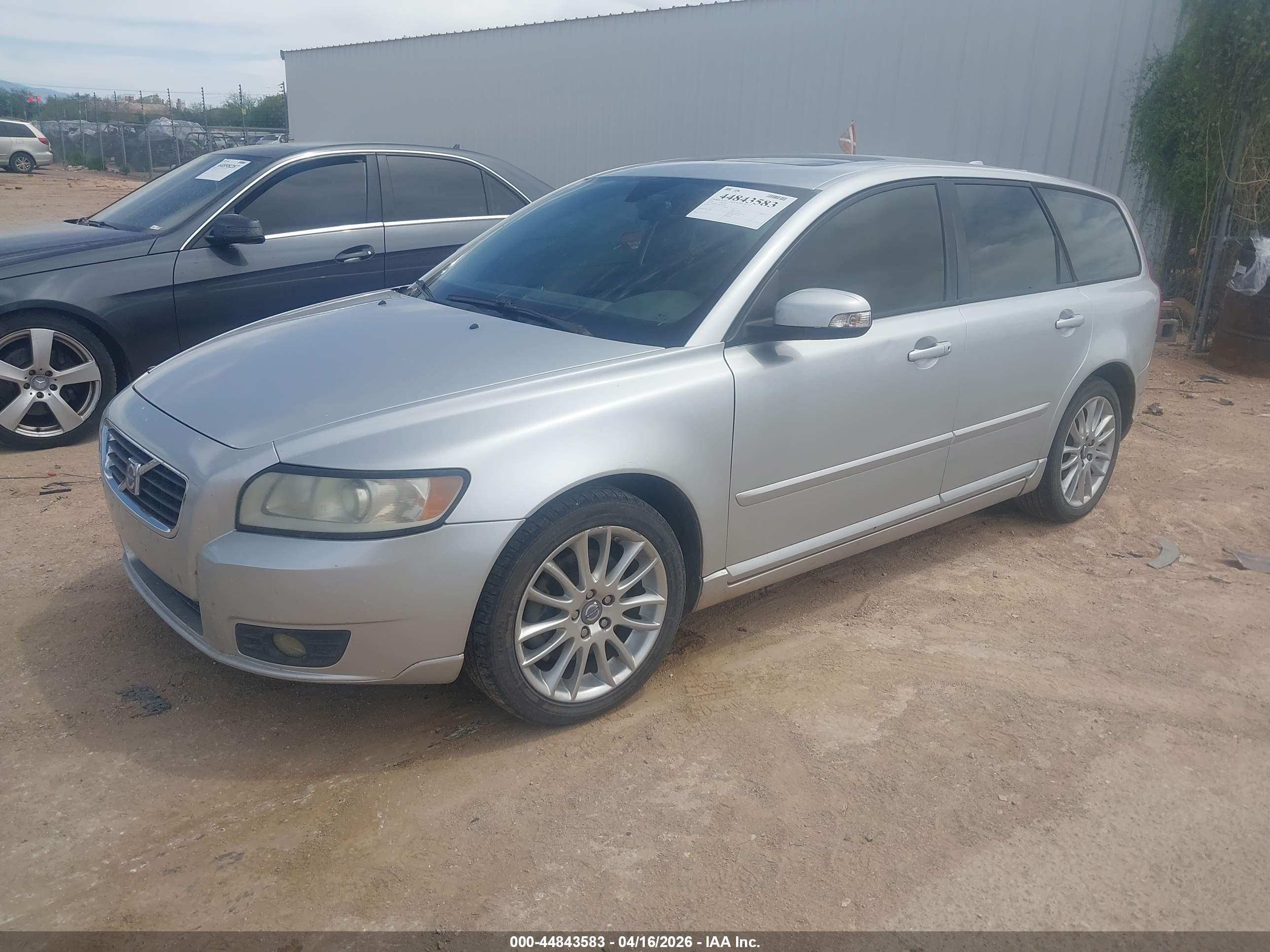 VOLVO V50 image 2