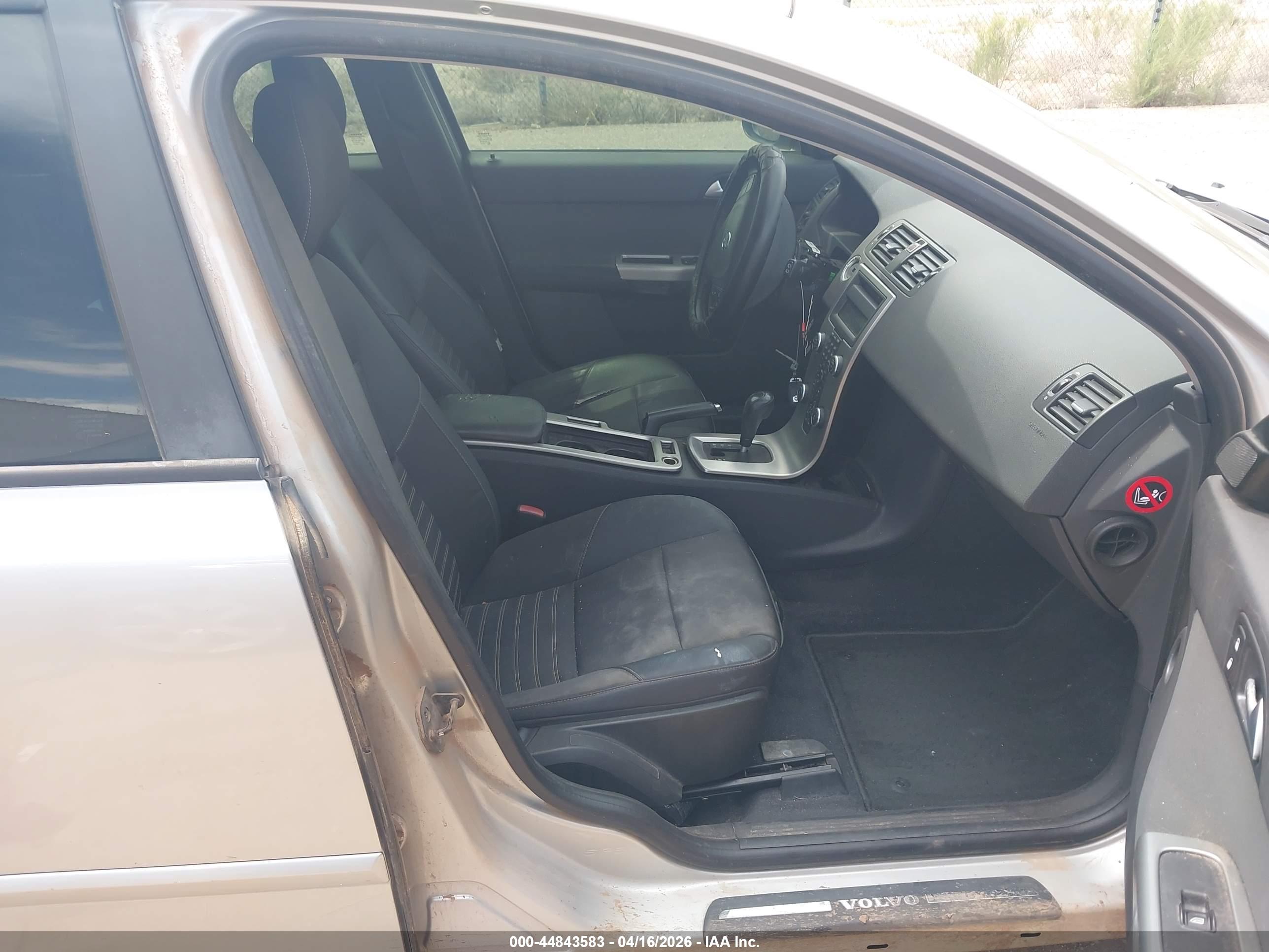 VOLVO V50 image 5