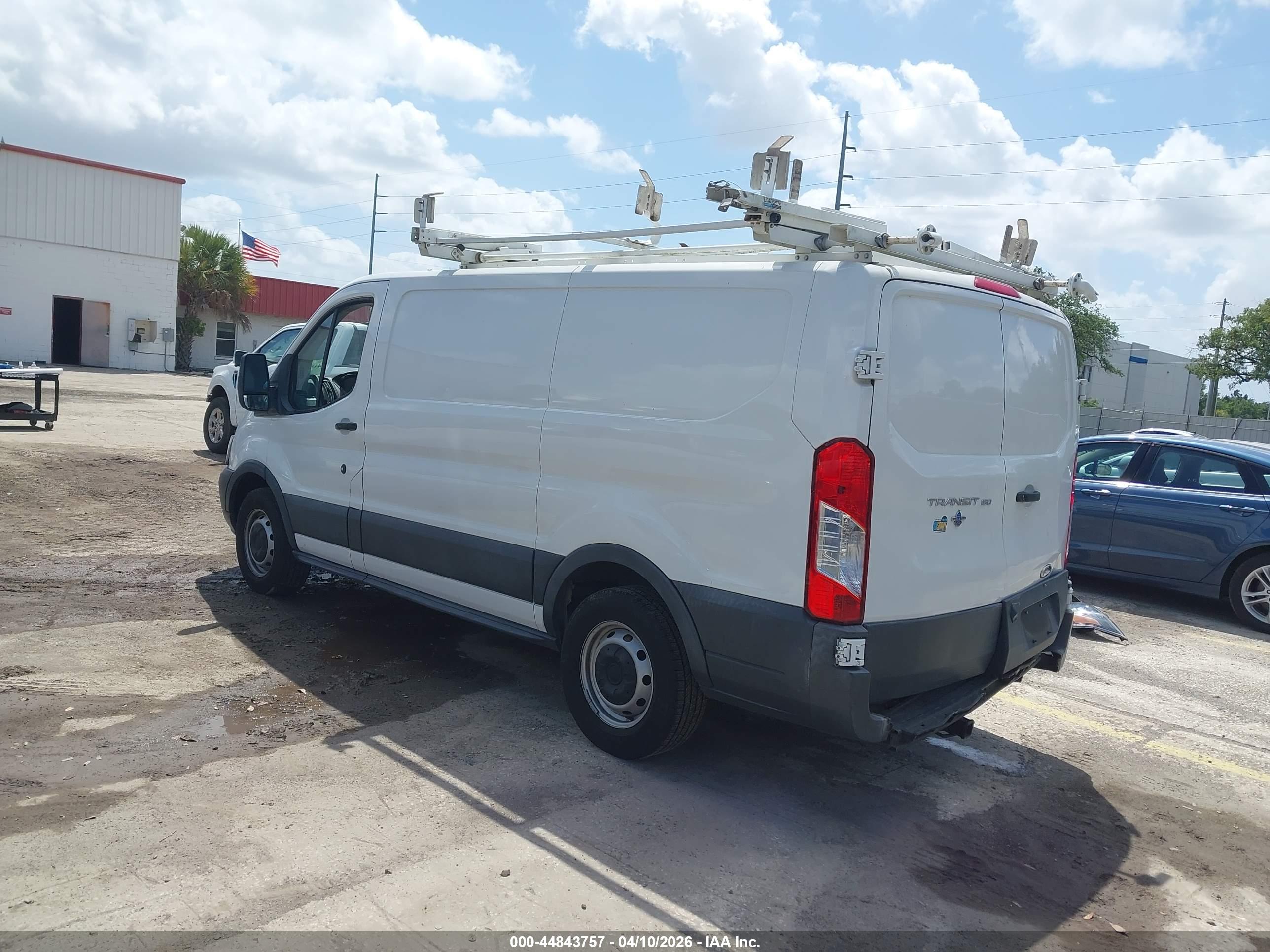 FORD TRANSIT-150 image 3