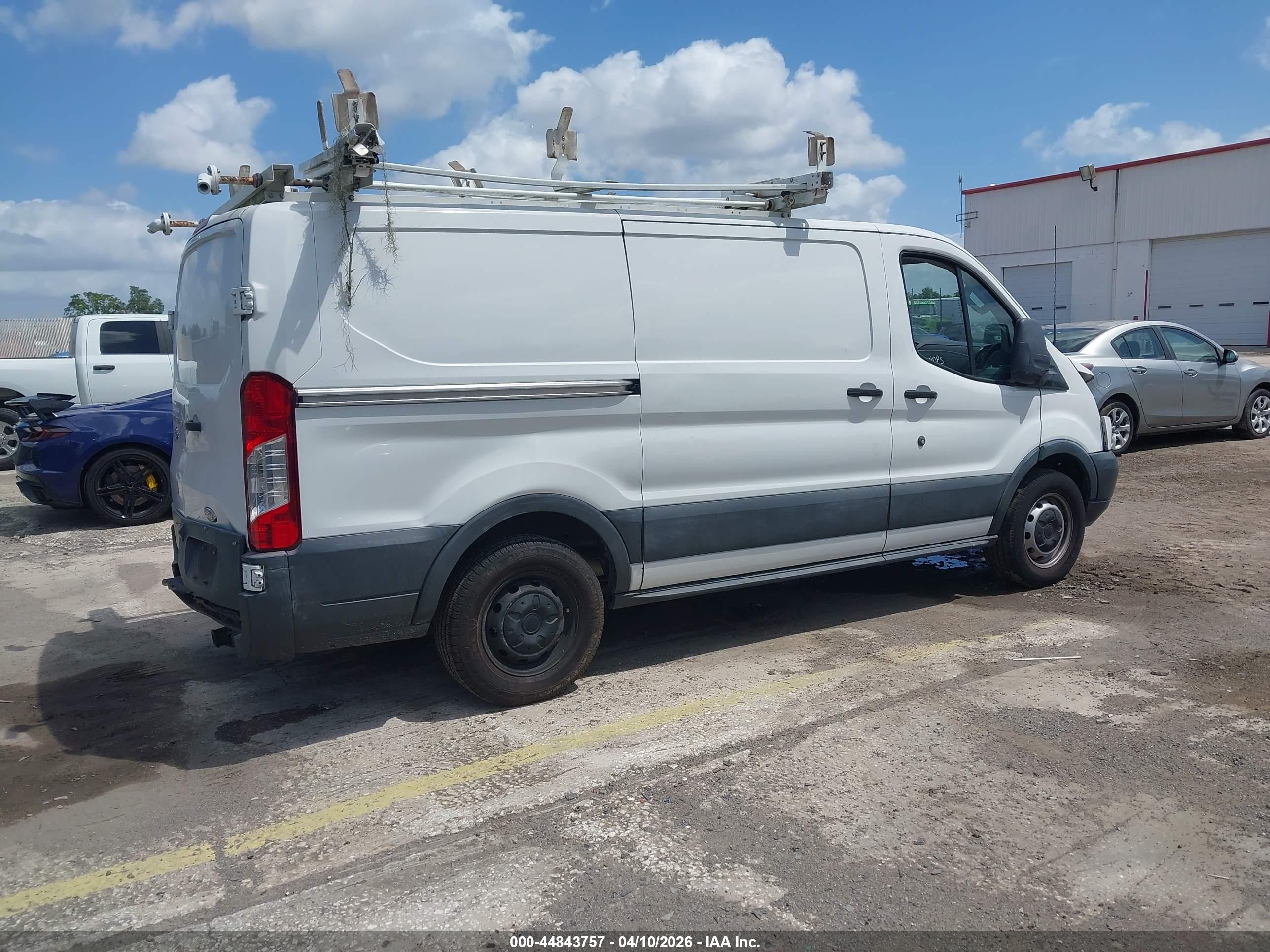 FORD TRANSIT-150 image 4