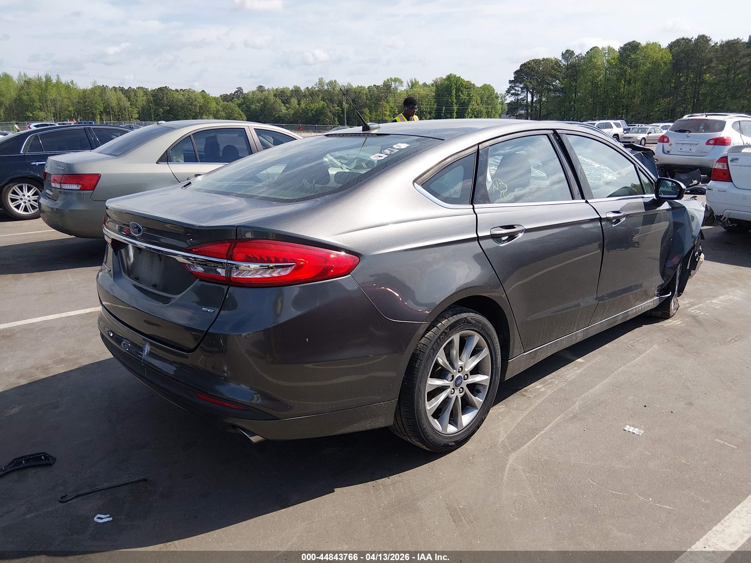 FORD FUSION image 4