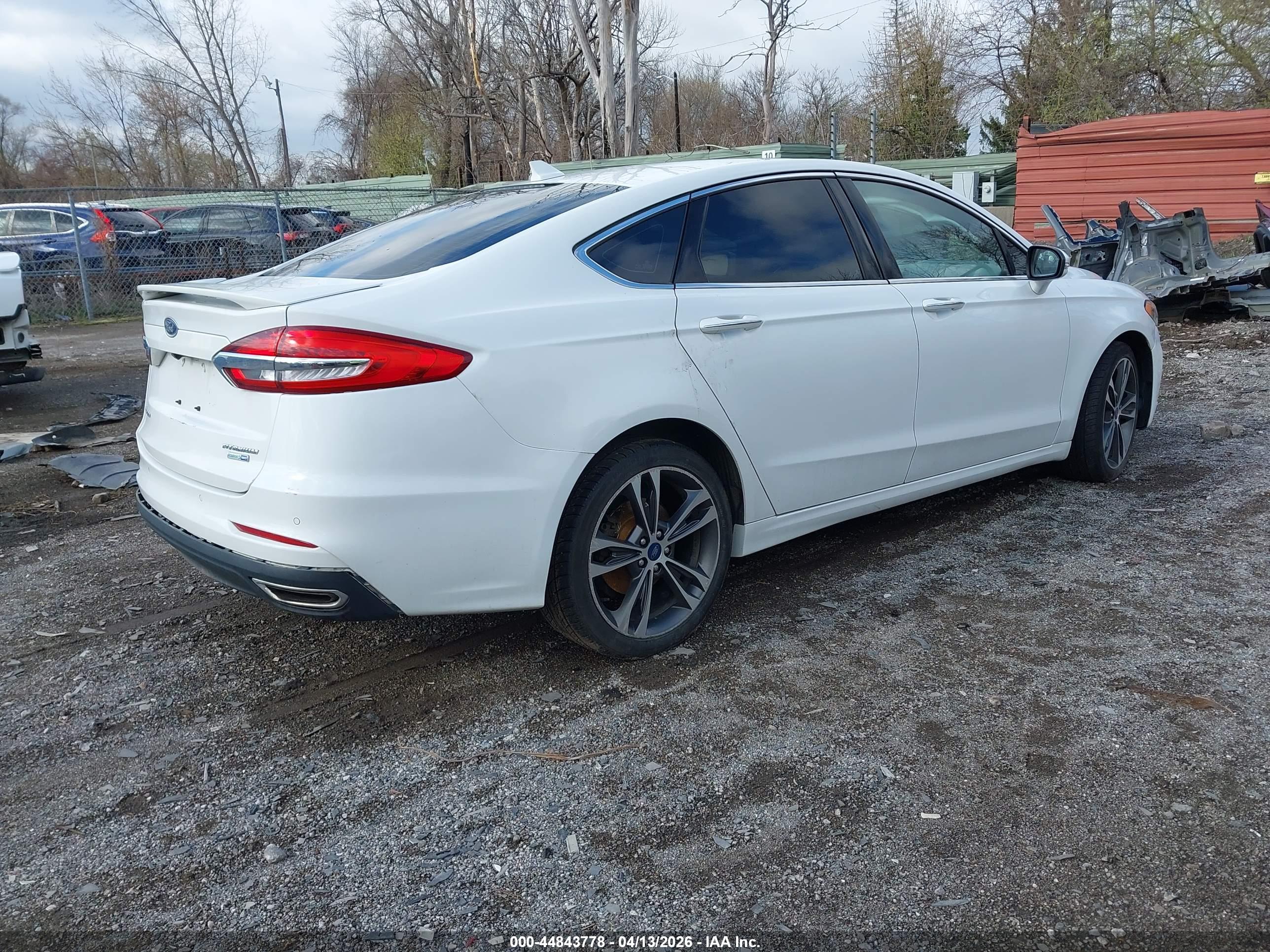 FORD FUSION image 4
