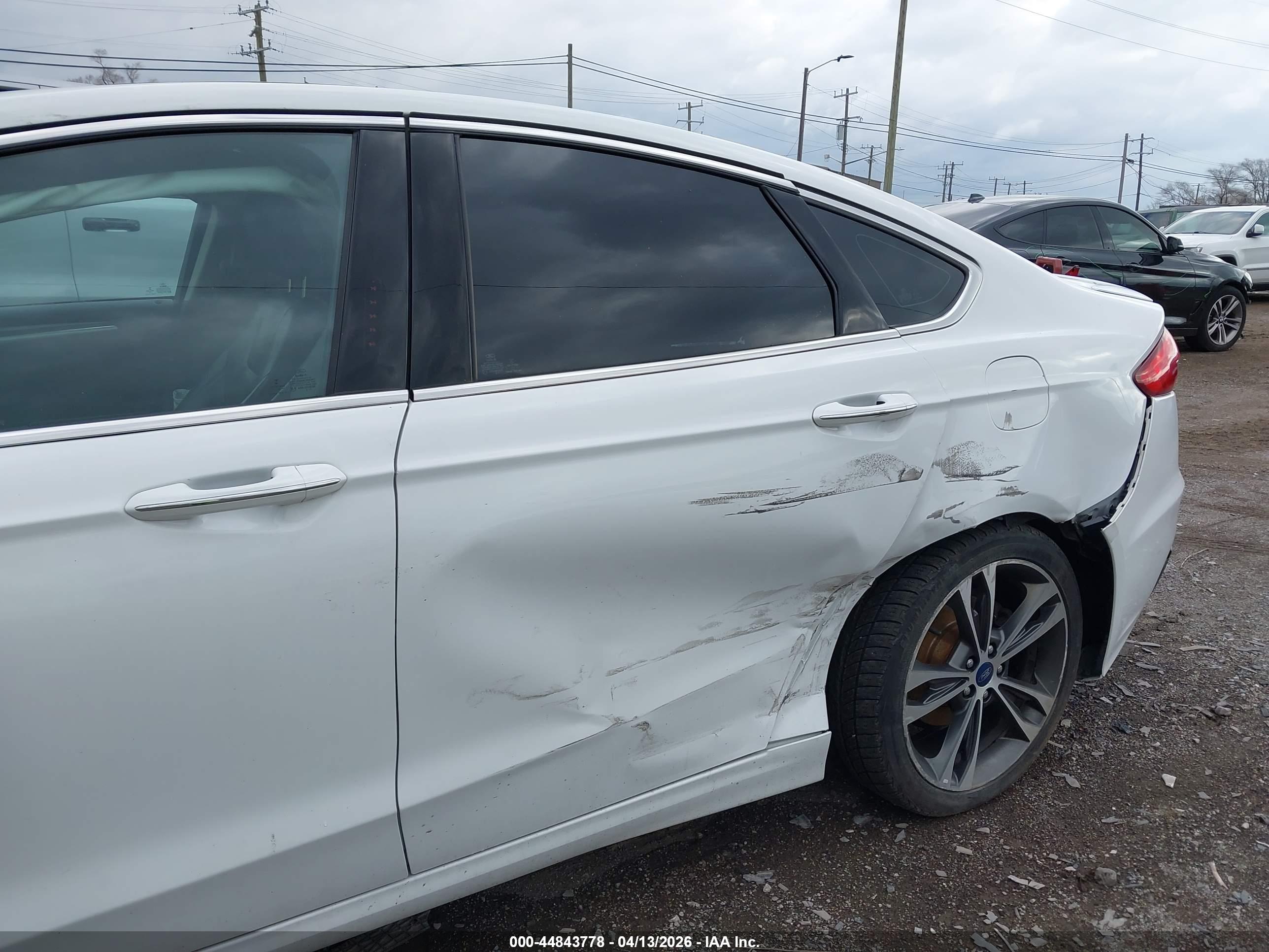 FORD FUSION image 6