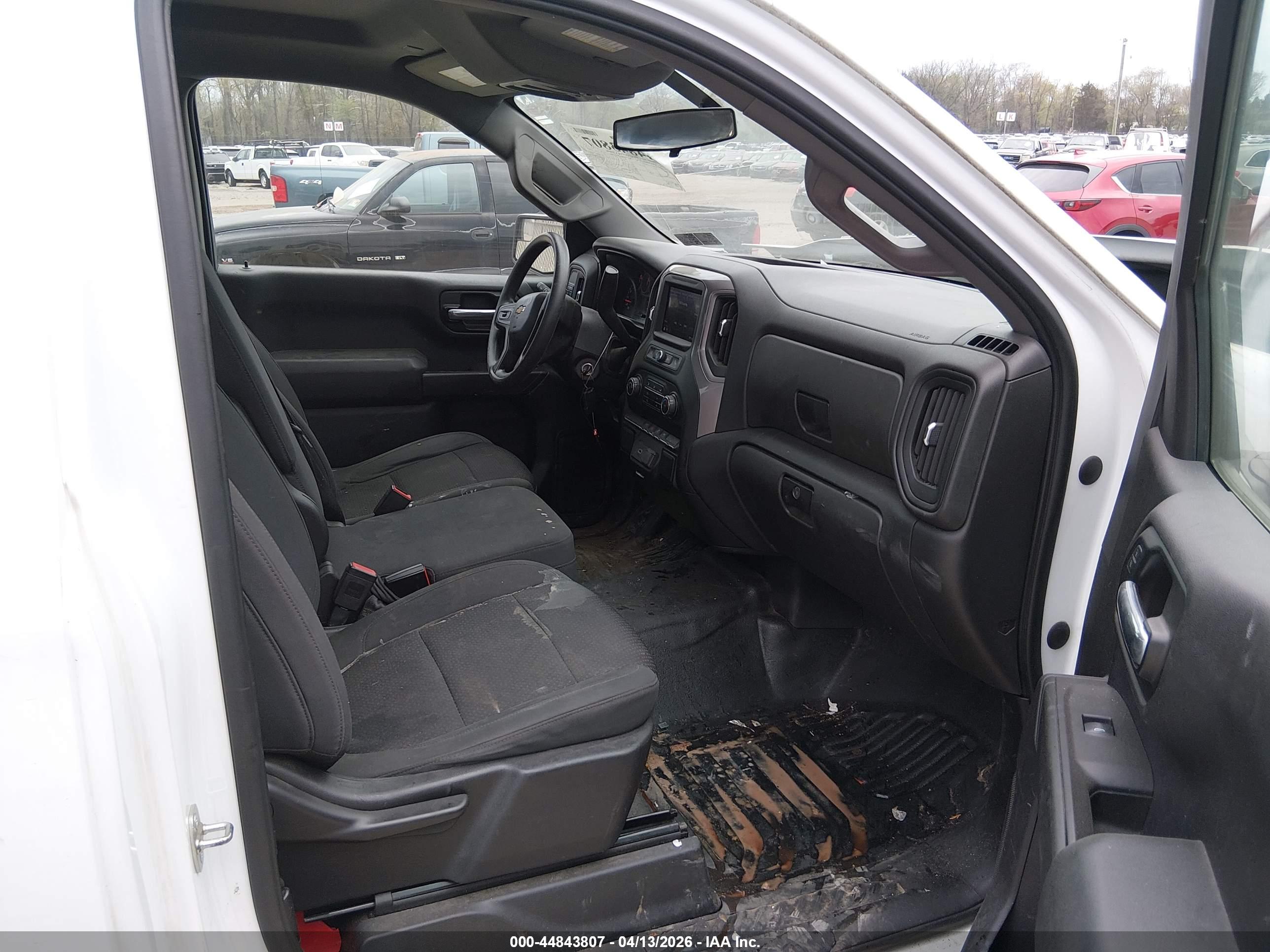 CHEVROLET SILVERADO image 5