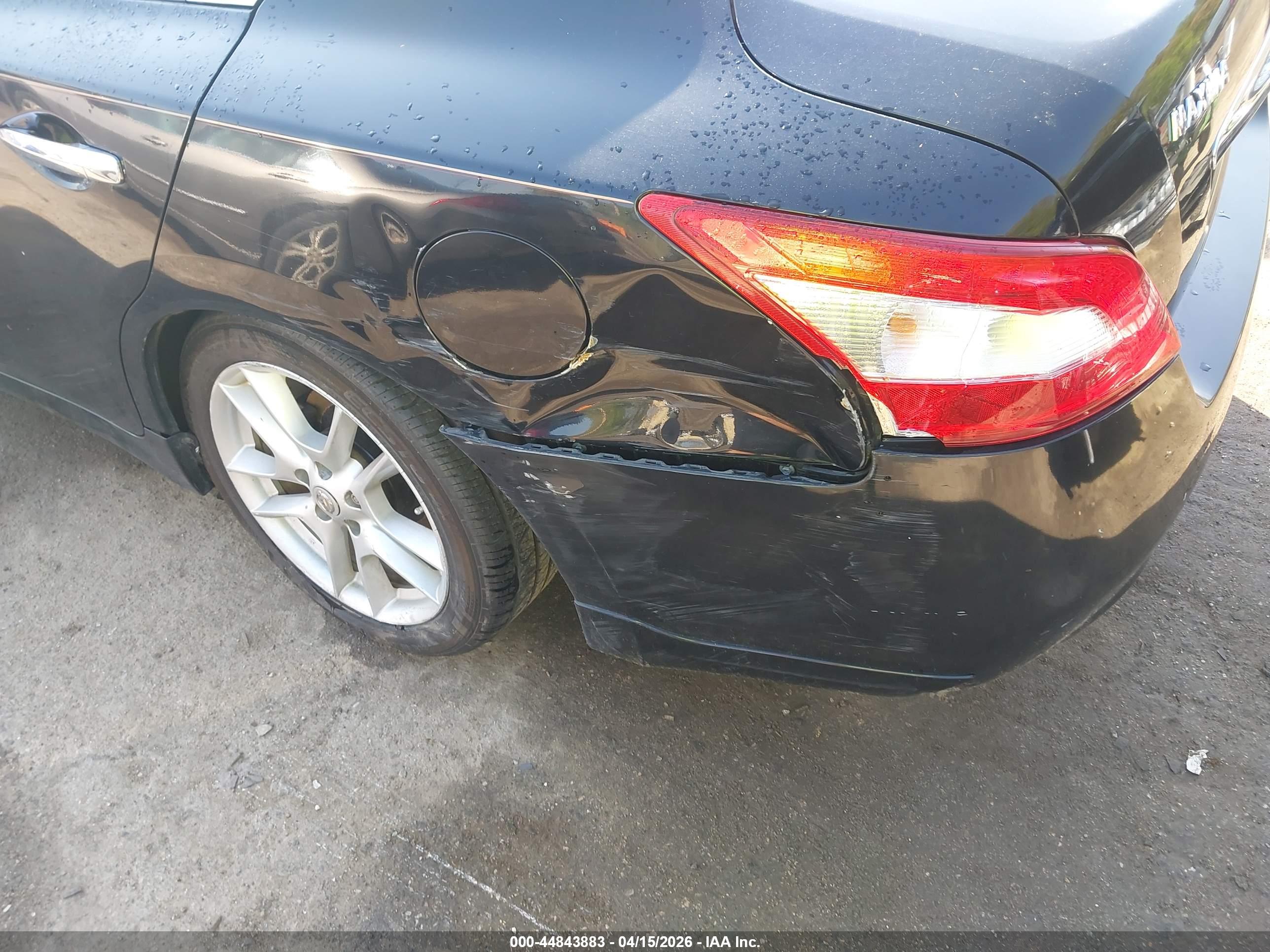 NISSAN MAXIMA image 6