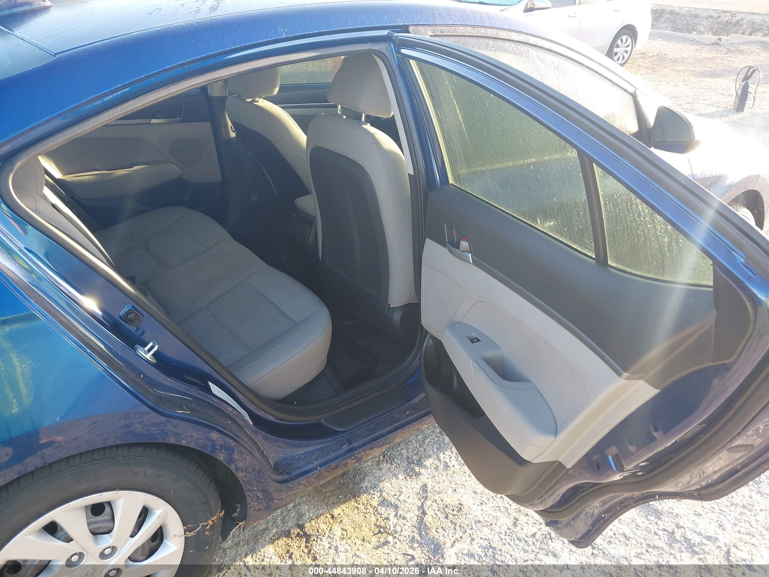 HYUNDAI ELANTRA image 8
