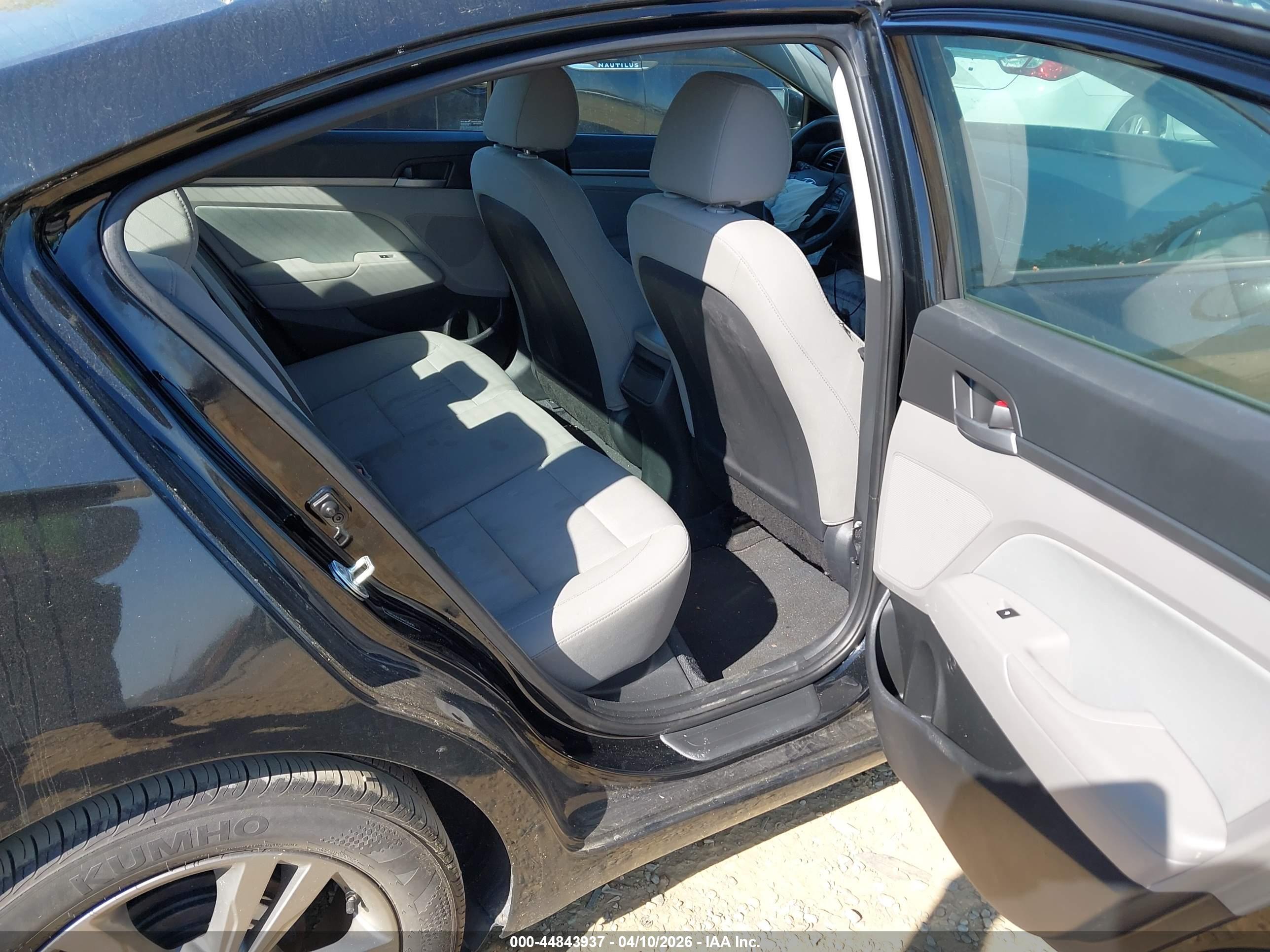 HYUNDAI ELANTRA image 8
