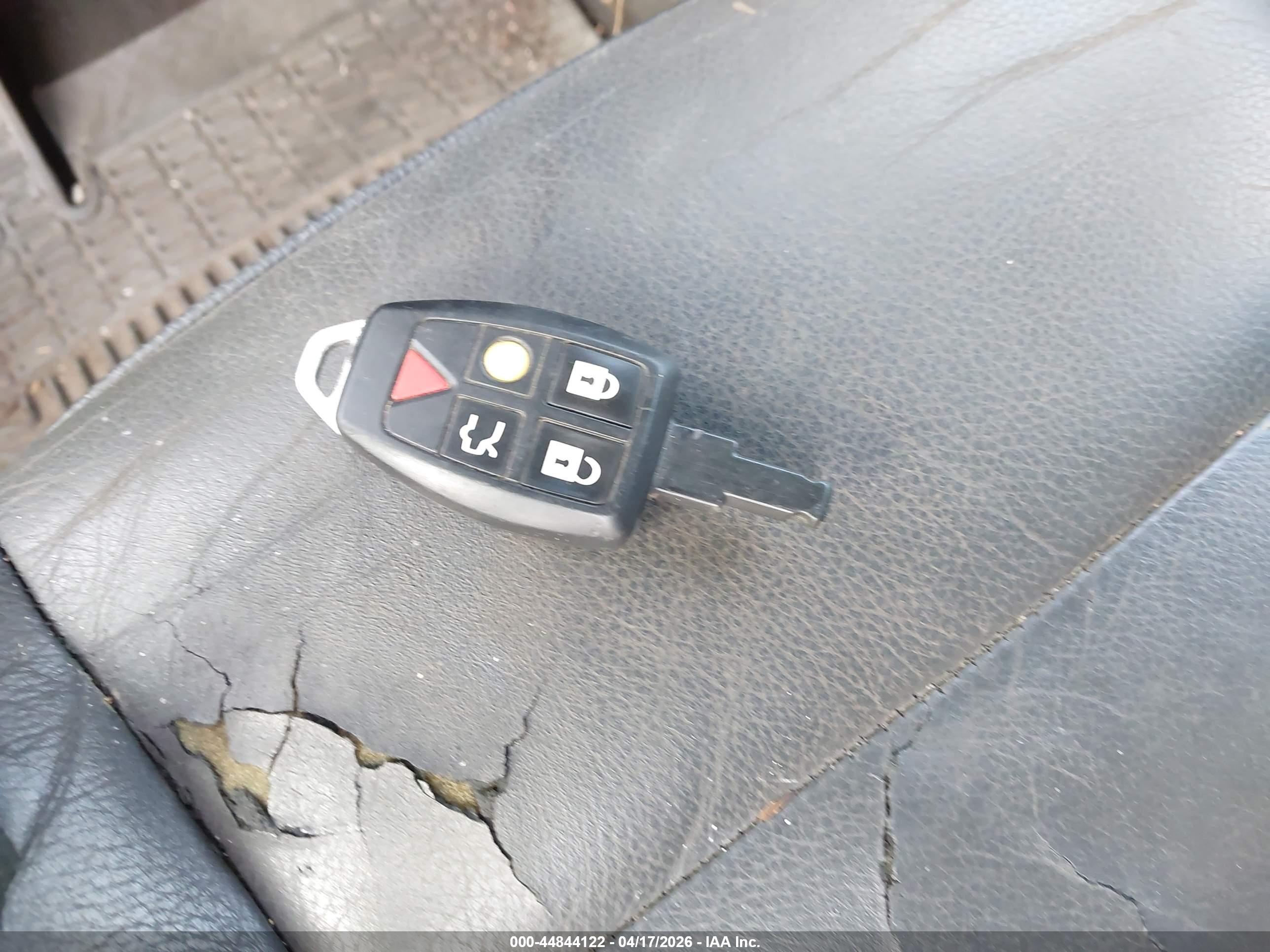 VOLVO C70 image 11