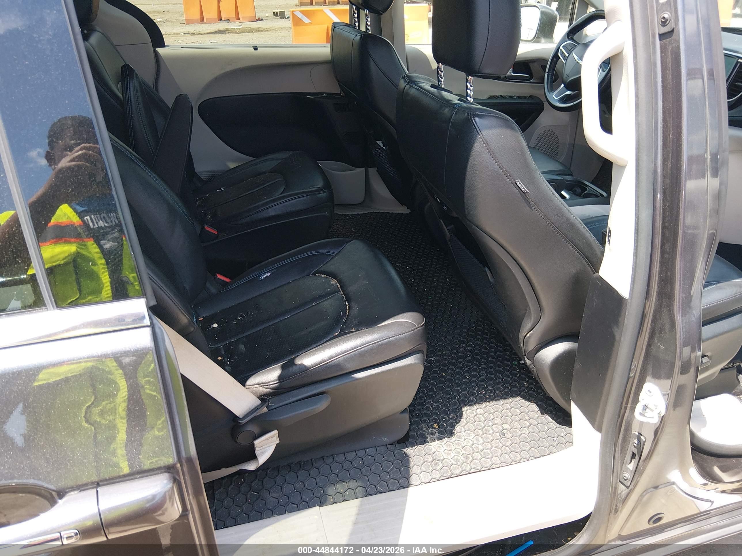 CHRYSLER PACIFICA image 8