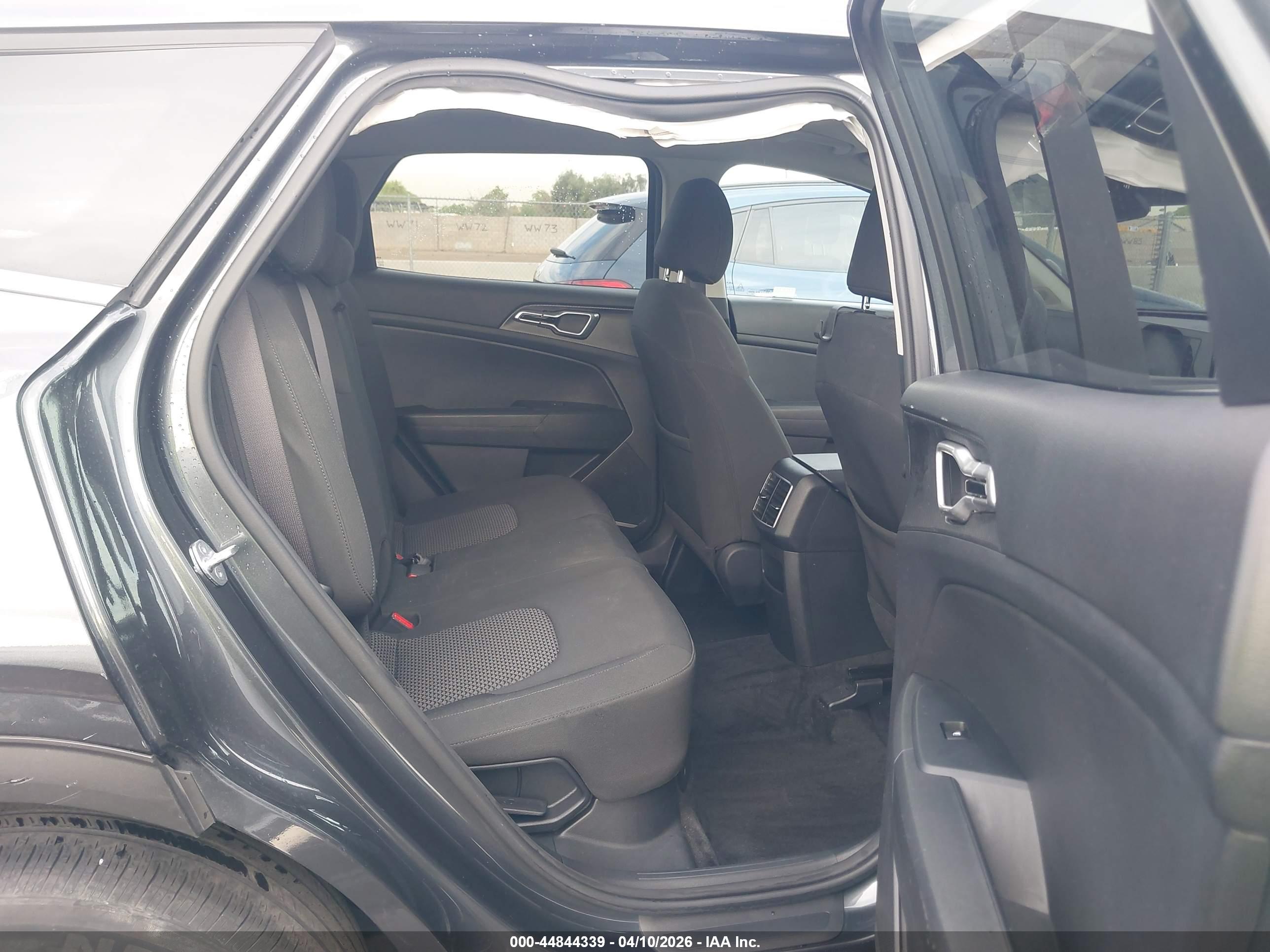 KIA SPORTAGE image 8