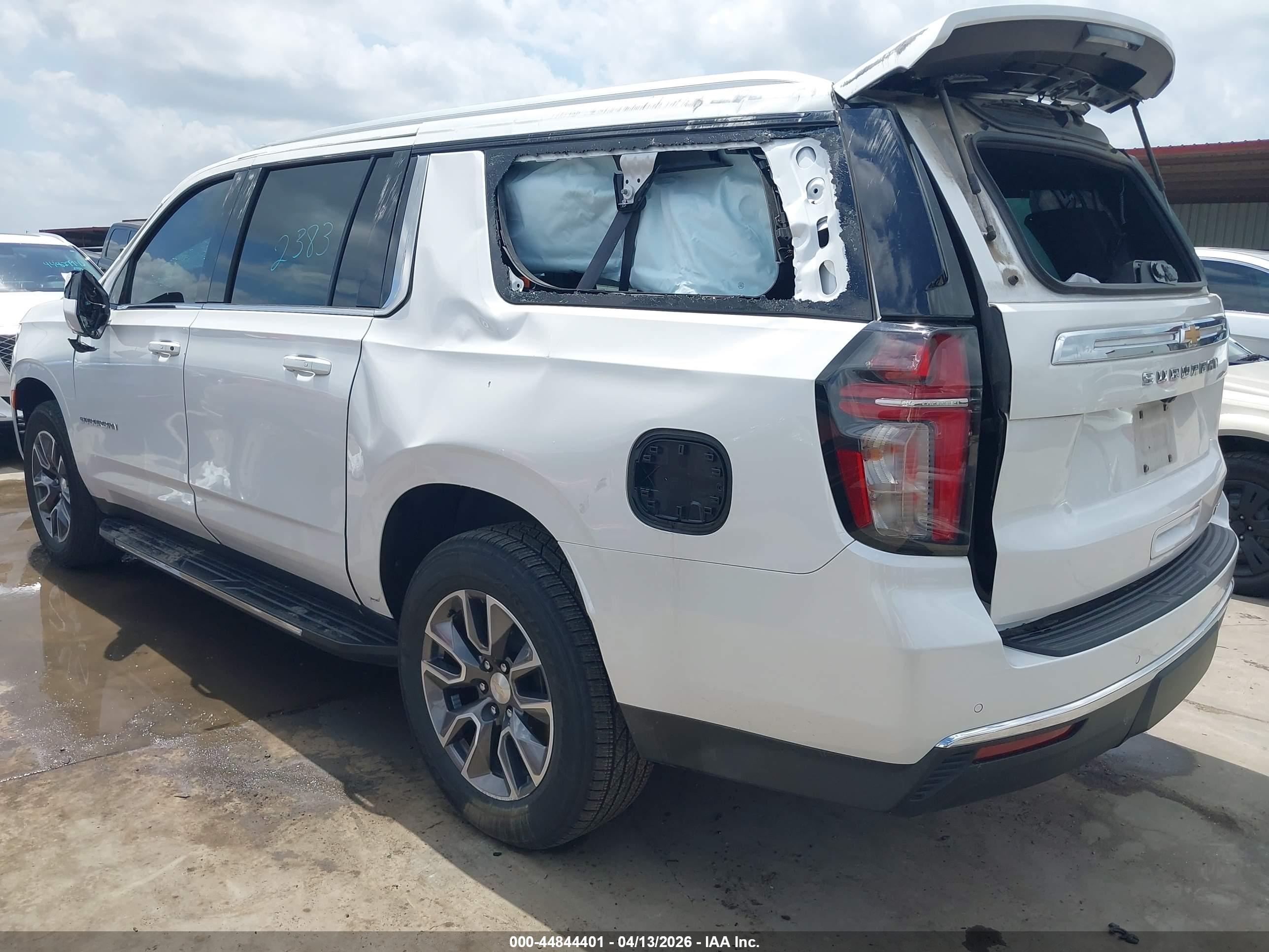 CHEVROLET SUBURBAN image 3