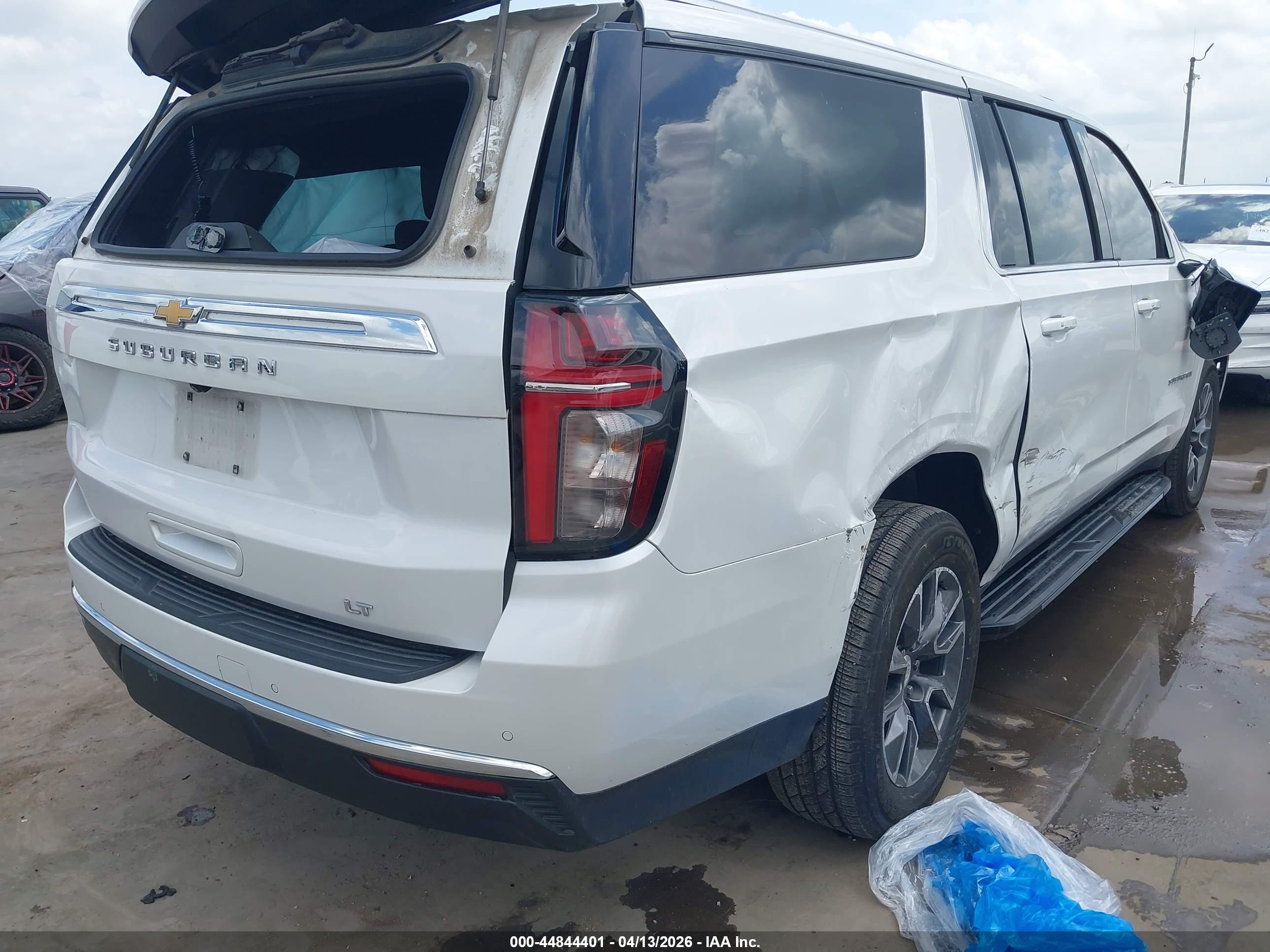 CHEVROLET SUBURBAN image 4