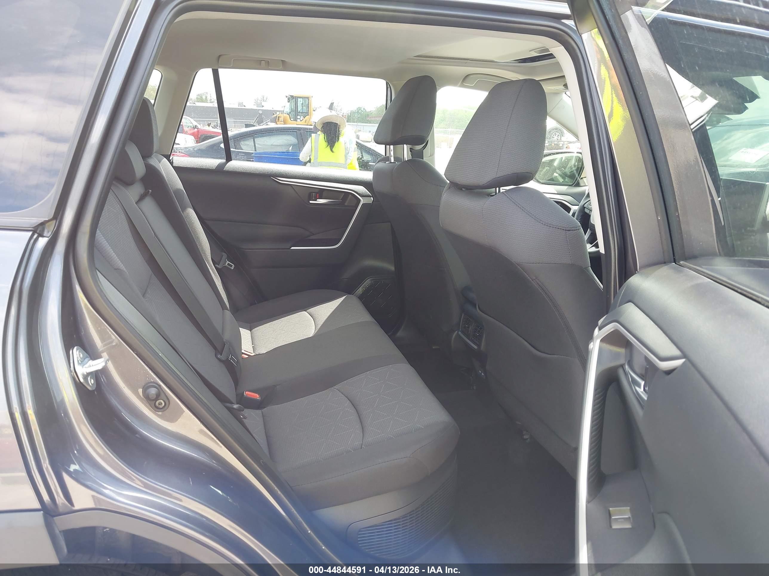 TOYOTA RAV4 image 8