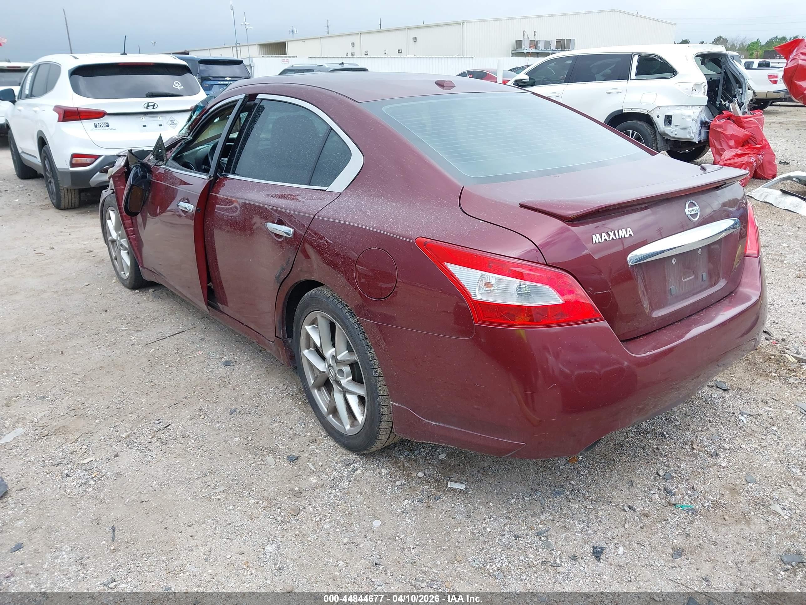 NISSAN MAXIMA image 3