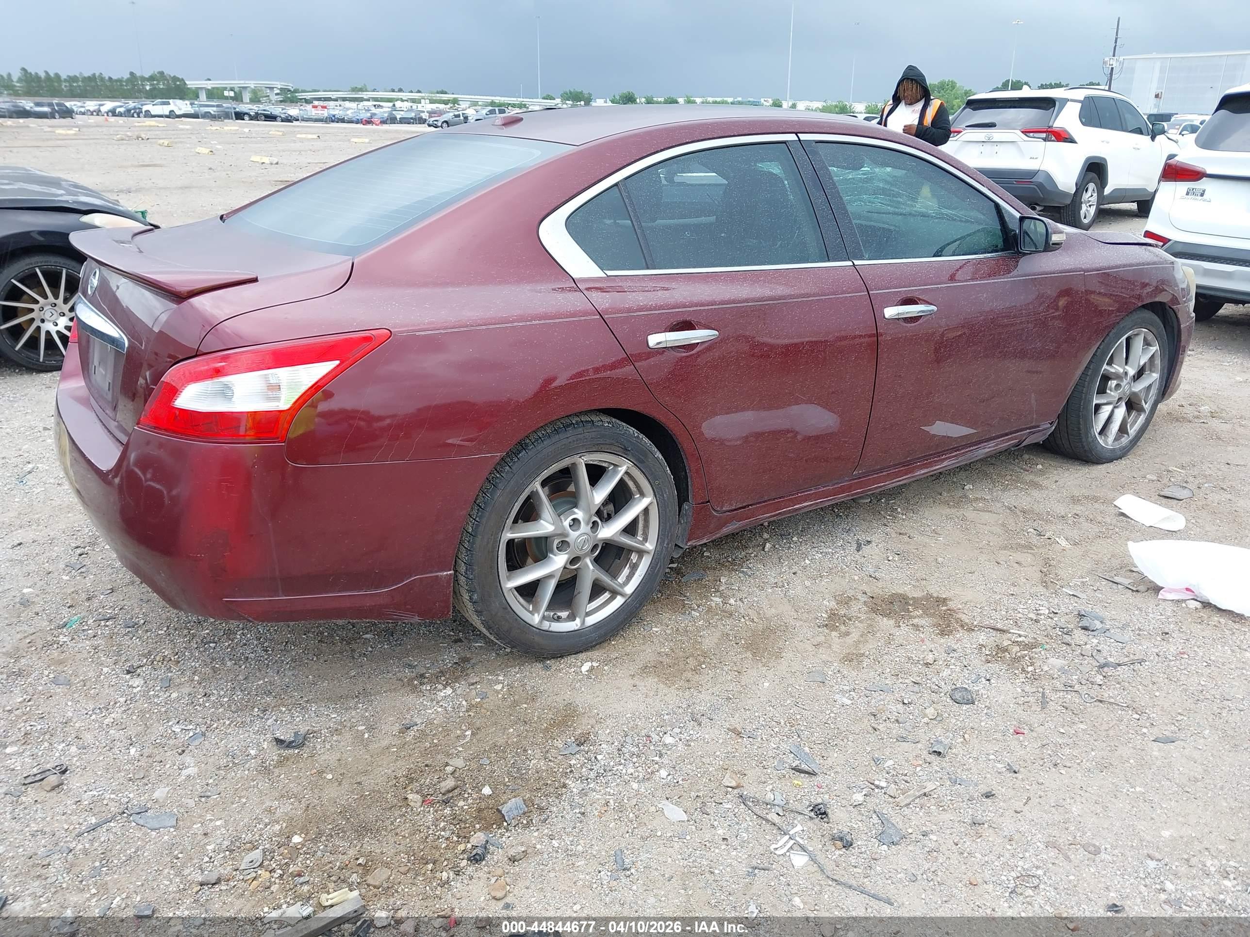 NISSAN MAXIMA image 4