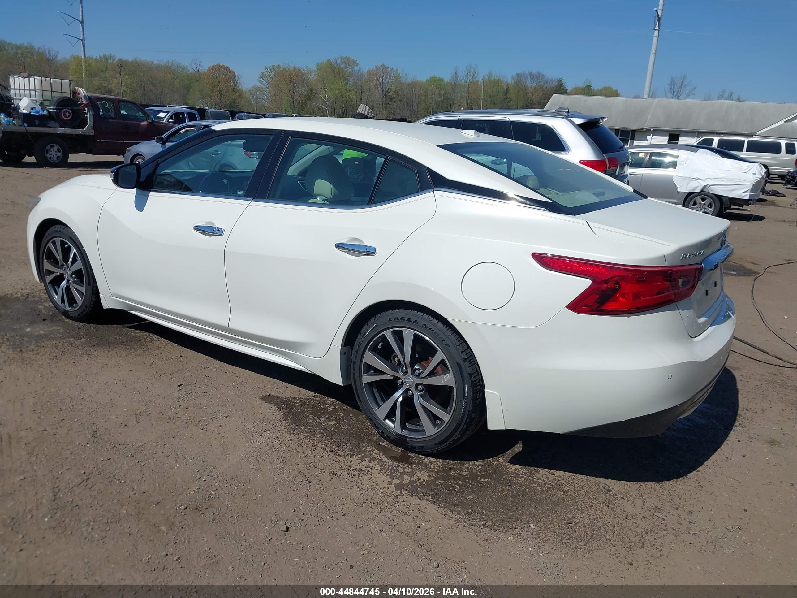 NISSAN MAXIMA image 3