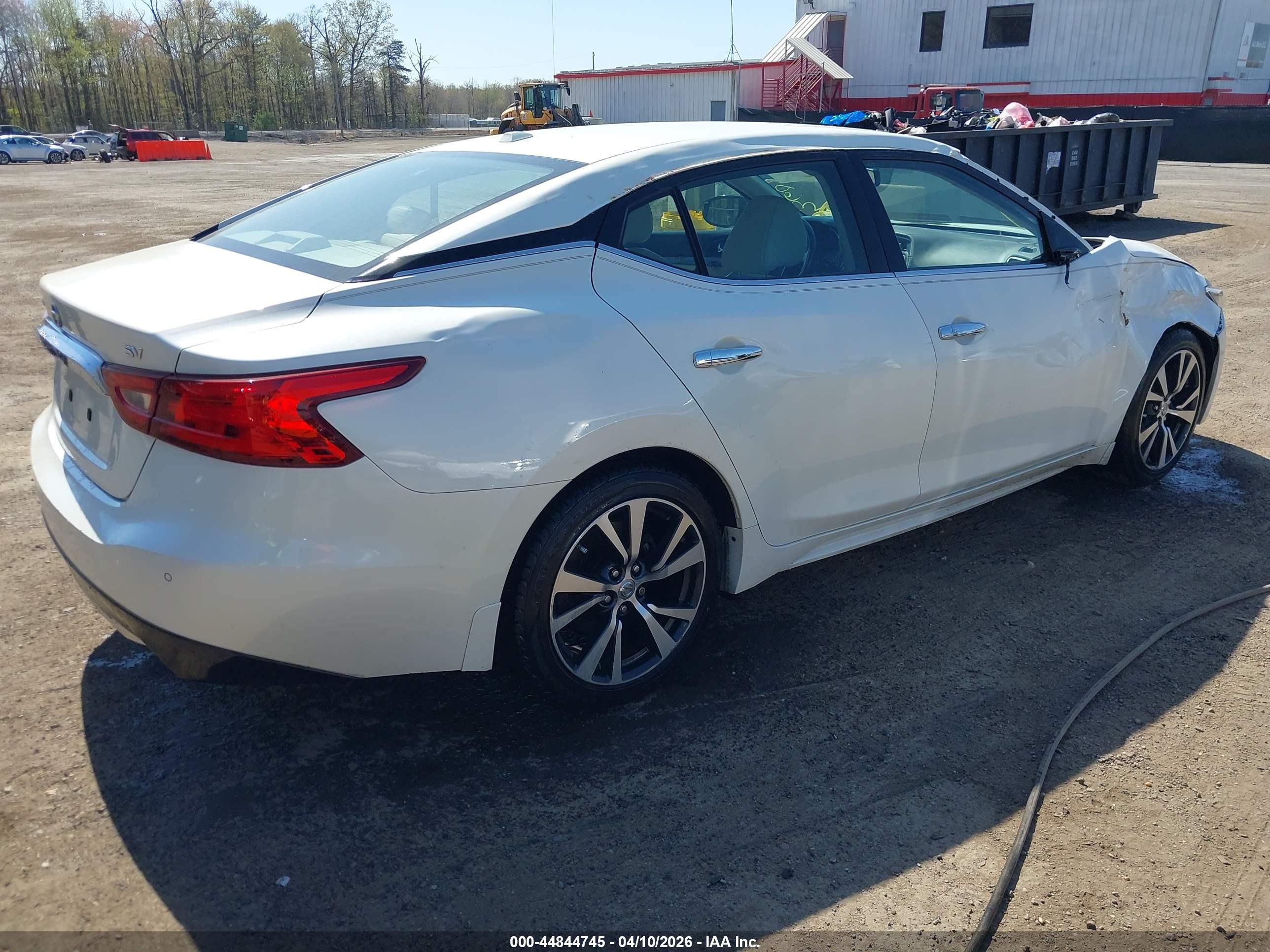 NISSAN MAXIMA image 4